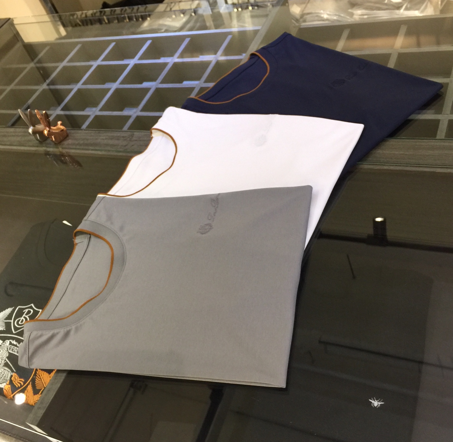 NO:474497,LP Trading Company Original Order 2025 Summer New Model How Can You Miss ~ Create a handsome man Reject mediocreness and create a unique and elegant temperament for yourself!  The most gorgeous thing in the brand series is actually the simplest. The whole model is simple and atmospheric. Classic basic version. Versatile round neck style. Exquisite embroidered high-spec thread splicing!  Top imported mercerated cotton fabric is smooth and soft, cool and comfortable, with a good drape, delicate and skin-friendly, making you feel as smooth as silk. Only good workmanship and quality can you dare to try it. Each color must be prepared!  Dark blue/white/grey!  Size M~XXXL (model/125 catties wear M), loro piana, real silk, alexander wang19860909LP家贸易公司原版订单 2025夏季新款 岂能错过~打造帅气型男 拒绝平庸 打造自我独特优雅气质！品牌系列设计最华丽的东西实际上是最简单的 整款简单大气 经典基础版型 百搭圆领款 精美刺绣高规格螺纹拼接！顶级进口丝光棉面料,顺滑柔软,冰凉舒适,良好的垂坠感,细腻亲肤,让你感觉犹如真丝般柔滑.无痕的新型剪裁只有好的做工和品质才敢的尝试.每个色都要备上一件！深蓝色/白色/灰色！尺码M～XXXL（模特/125斤穿M）,,loro piana,real silk,alexander wang,Men's clothing