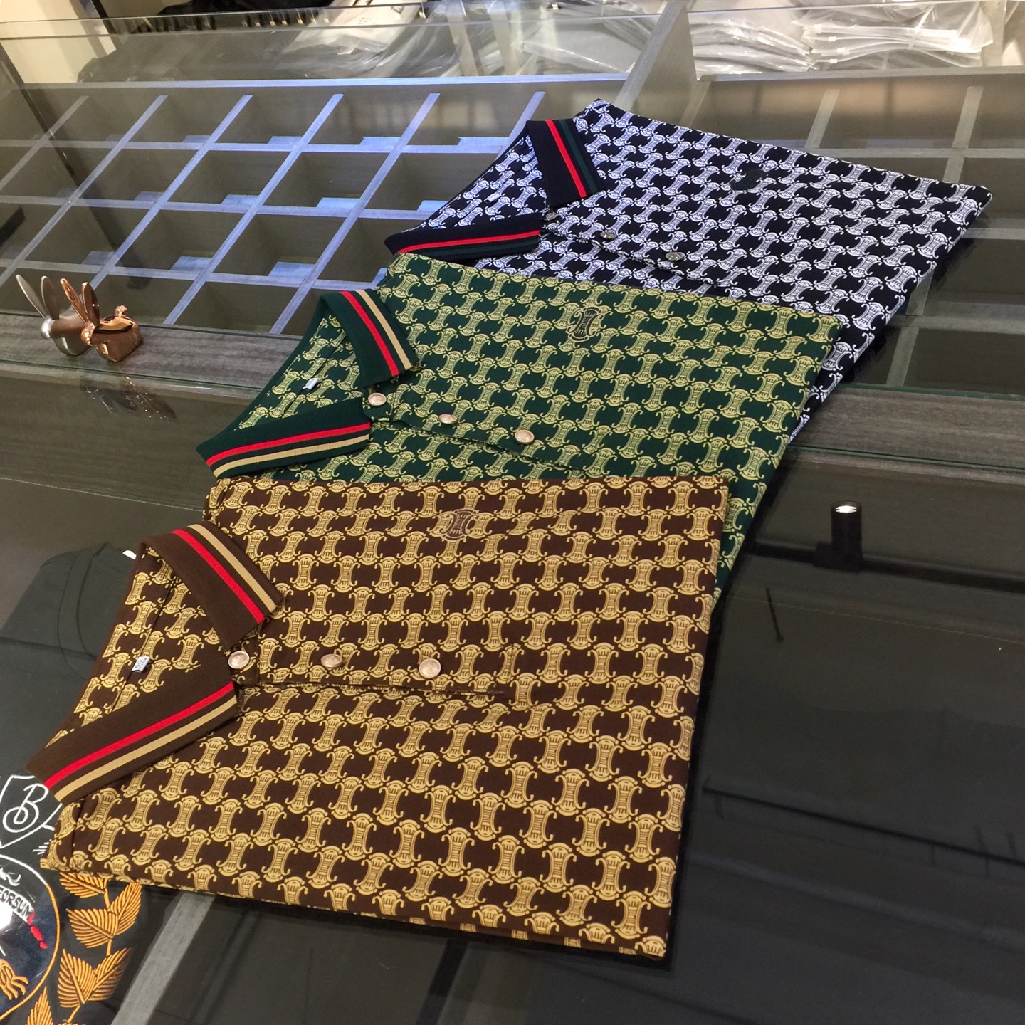 NO:474501,Selin's latest short-sleeved lapel shirt in summer 2025!  High-end silk cotton fabric, breathable, comfortable, delicate and soft, all original customized products, and high-end digital printing of the whole dress!  High-end quality!  High-quality shipment, fashionable and stylish upper body!  Black/green/coffee!  Size M~XXXL (model/125 catties wear M), celine, T-shirt, alexander wang19860909赛琳家2025夏季最新发布短袖翻领衫！高档天丝棉面料,透气舒适细腻柔软,面料,辅料全部原版定制出品,整衣高档数码印花！品质高端！高品质出货,上身时尚有型！黑色/绿色/咖色！尺码M～XXXL（模特/125斤穿M）,,celine,T-shirt,alexander wang,Men's clothing