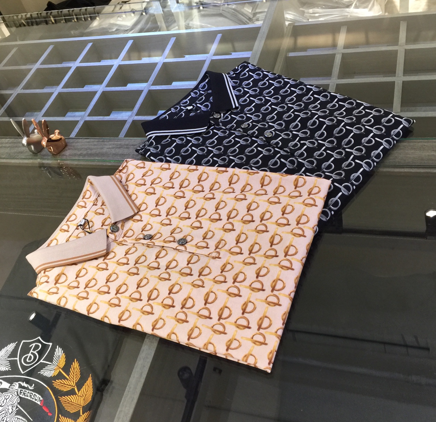 NO:474505,B Family’s latest short-sleeved lapel shirt is released in summer 2025!  High-end silk cotton fabric, breathable, comfortable, delicate and soft, all original customized products, and high-end digital printing of the whole dress!  High-end quality!  High-quality shipment, fashionable and stylish upper body!  Black/card color!  Size M~XXXL (model/125 catties wear M), T-shirt, alexander wang19860909B家2025夏季最新发布短袖翻领衫！高档天丝棉面料,透气舒适细腻柔软,面料,辅料全部原版定制出品,整衣高档数码印花！品质高端！高品质出货,上身时尚有型！黑色/卡色！尺码M～XXXL（模特/125斤穿M）,,T-shirt,alexander wang,Men's clothing