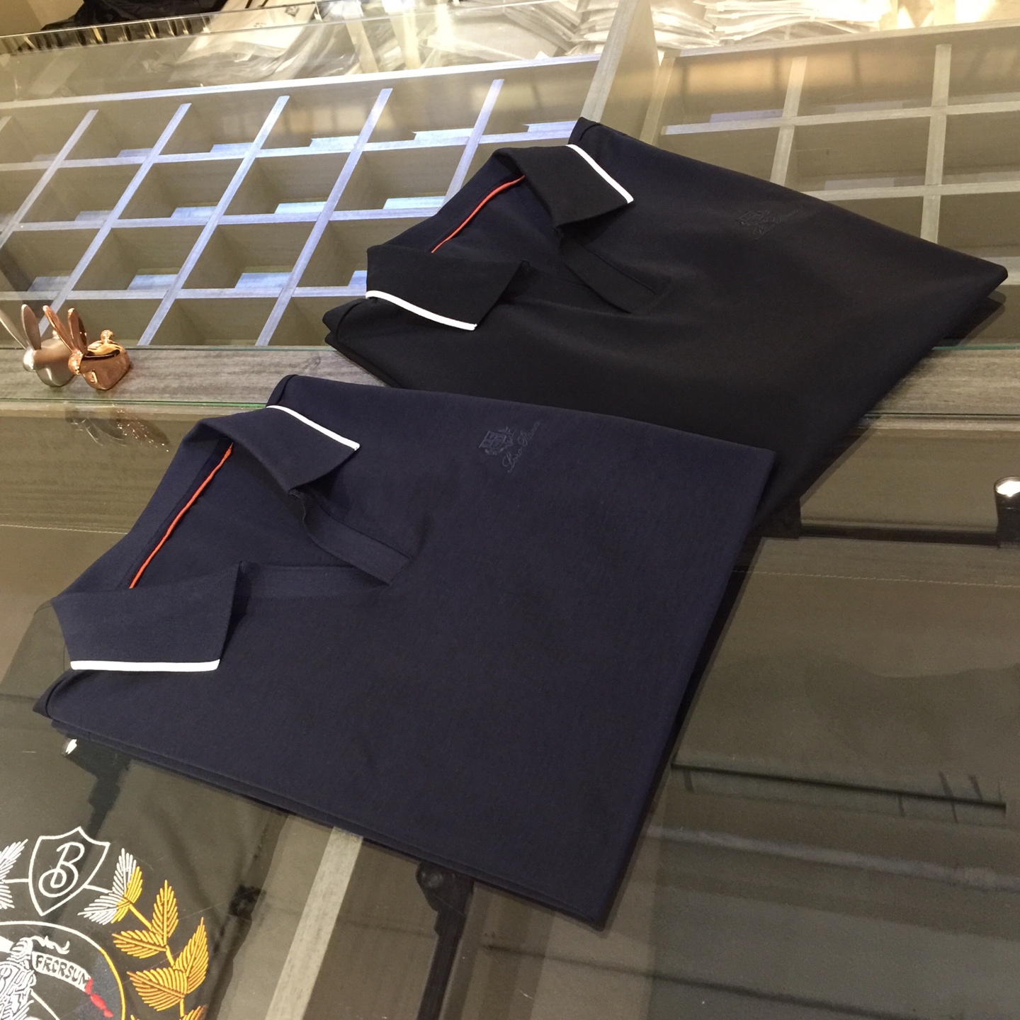 NO:474508,LP Trading Company Original Order 2025 Summer New Model How Can You Miss ~ Create a handsome man Reject mediocreness and create a unique and elegant temperament for yourself!  The most gorgeous thing in the brand series is actually the simplest. The whole model is simple and atmospheric. Classic basic version. Unique V-neck lapel style. Exquisite embroidered high-spec thread splicing!  Top imported mercerated cotton fabric is smooth and soft, cool and comfortable, with a good drape, delicate and skin-friendly, making you feel as smooth as silk. Only good workmanship and quality can you dare to try it. Each color must be prepared!  Black/dark blue!  Size M~XXXL (model/125 catties wear M), loro piana, real silk, alexander wang19860909LP家贸易公司原版订单 2025夏季新款 岂能错过~打造帅气型男 拒绝平庸 打造自我独特优雅气质！品牌系列设计最华丽的东西实际上是最简单的 整款简单大气 经典基础版型 独特V领翻领款 精美刺绣高规格螺纹拼接！顶级进口丝光棉面料,顺滑柔软,冰凉舒适,良好的垂坠感,细腻亲肤,让你感觉犹如真丝般柔滑.无痕的新型剪裁只有好的做工和品质才敢的尝试.每个色都要备上一件！黑色/深蓝色！尺码M～XXXL（模特/125斤穿M）,,loro piana,real silk,alexander wang,Men's clothing