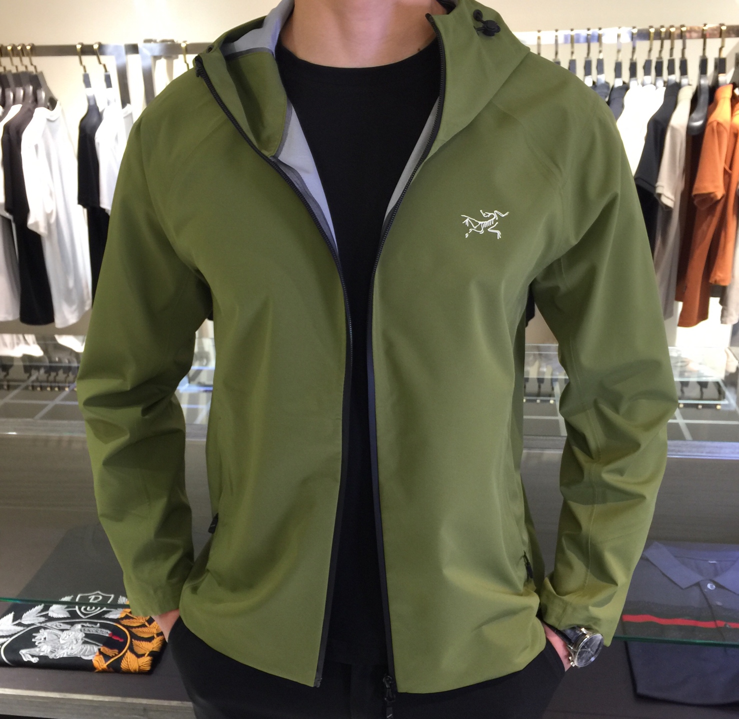 NO:474512,The ancestor 2025 spring and summer AW new product, fashionable and casual hooded thin jacket, ZG is available at the same time, liquid ammonia protein fabric imported original soft shell fabric, extremely complex craftsmanship, quite elegant and fashionable visual, noble and elegant, from the main fabric to the detailed craftsmanship, highlighting the ingenuity of fashion. Black/gray/coffee/green!  Size M~XXXL (model/125 catties wear M), Jackets & coats,hats,alexander wang19860909始祖2025春夏AW新品,时尚休闲连帽轻薄冲锋衣外套,ZG同步有售,液氨蛋白面料 进口原版软壳面料,工艺极度复杂,视觉相当雅致时髦,高贵而优雅,从主体面料到细节工艺,彰显时装的匠心所在.黑色/灰色/咖色/绿色！尺码M～XXXL（模特/125斤穿M）,,jackets & coats,hats,alexander wang,Men's clothing