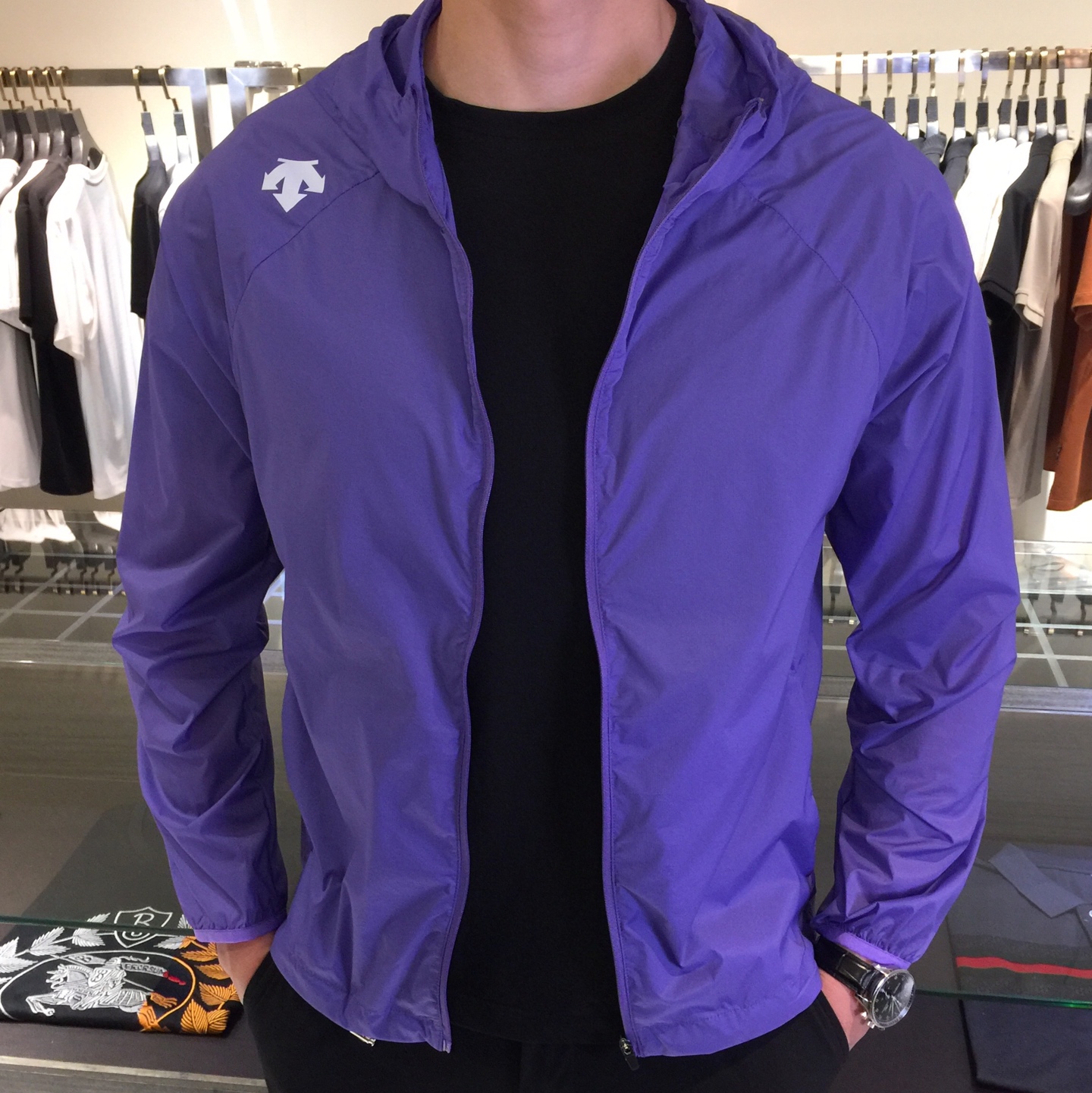 NO:474516,Desant's new summer sun protection suit is coming!  The fabric after the fine blending feels smooth and firm, light and breathable, and it also plays an outdoor sun protection role, combining natural beauty and comfort. The upper body style is cut cleanly and cleanly, showing a different hazy structural beauty on the clear and refreshing fabric. It is exquisite but not abrupt, and it is well integrated with the clothes. It is also essential to have a decent and elegant summer sun protection suit in the wardrobe!  Black/white/dark green/purple!  Size M~XXXL (model/125 catties wear M), alexander wang19860909迪桑特2025夏季新款防晒服来袭！通过精工混纺之后的面料,手感细滑坚挺,轻薄、透气性强,同时又起到户外防晒作用,兼具自然美感跟舒适度.上身版型裁剪简洁干净,在清透净爽的面料上显现出了不一样朦胧的结构性美感来.精致却不显突兀,很好的与衣服合为一体.衣柜中拥有一件得体风度翩翩的夏日防晒服也是必不可少的！黑色/白色/暗绿色/紫色！尺码M～XXXL（模特/125斤穿M）,,alexander wang,Men's clothing