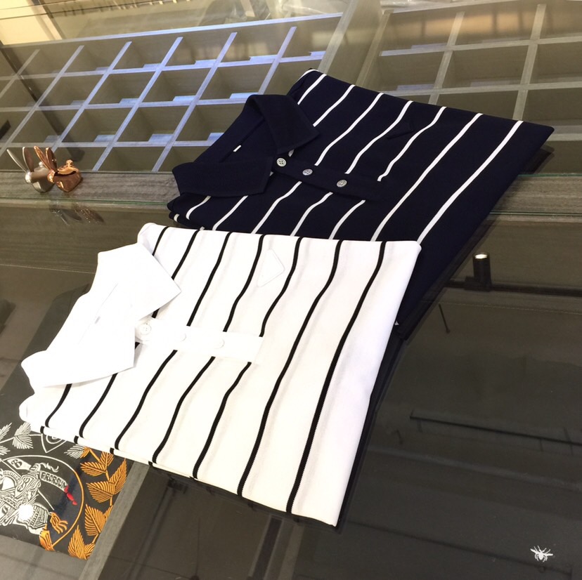 NO:474503,P home's major recommendation!  The latest series of 2025AW, versatile commuting at work, elegant design, a must-have for business elites, striped design integrated into one!  Exquisite brand inverted triangle logo on the chest!  It uses imported double mercerated bead floor cotton fabric. Wen Ru is soft, delicate and soft. The upper body is naturally comfortable. The lapel business casual slim fit can be worn both in business and leisure. It highlights the overall styling and slim feel. The overall craftsmanship line is really impeccable. This kind of lapel fashion adds points to urban fashion people and has a more gentlemanly charm!  Dark blue/white!  Size M~XXXL (model/125 catties wear M), alexander wang19860909P家重磅推荐！2025AW最新系列 上班通勤百搭 富于优雅的设计感 商务精英必备 条纹设计一体成型！胸前精致品牌倒三角Logo！采用进口双丝光珠地棉面料 温儒柔软 细腻柔软 上身自然是舒适 翻领商务休闲修身款 无论是商务还是休闲时候都可穿搭 非常的凸显整体的造型感以及修身上身感 整体的工艺车线真的是无可挑剔的 这样的一款翻领时装 无不为都市时尚人士加分 更加的绅士韵味十足范！深蓝色/白色！尺码M～XXXL（模特/125斤穿M）,,alexander wang,Men's clothing