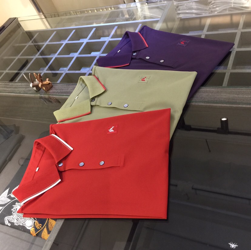 NO:474509,Hjia's latest summer series in 2025, versatile commuting to work, elegant design, a must-have for business elites, made of mulberry silk and mercerized bead floor cotton blend fabric Wenru soft, delicate and soft, the upper body is naturally comfortable, lapel business casual slim fit style, you can wear it in both business and leisure!  It highlights the overall styling and body-slimming feeling. The overall craftsmanship line is really impeccable. This kind of lapel fashion adds points to urban fashion people and has a more gentlemanly charm!  Dark purple/military green/brick red!  Size M~XXXL (model/125 catties wear M), alexander wang19860909H家2025夏季最新系列 上班通勤百搭 富于优雅的设计感 商务精英必备 采用桑蚕丝、丝光珠地棉混纺面料 温儒柔软 细腻柔软 上身自然是舒适 翻领商务休闲修身款 无论是商务还是休闲时候都可穿搭！非常的凸显整体的造型感以及修身上身感 整体的工艺车线真的是无可挑剔的 这样的一款翻领时装 无不为都市时尚人士加分 更加的绅士韵味十足范！暗紫色/军绿色/砖红色！尺码M～XXXL（模特/125斤穿M）,,alexander wang,Men's clothing