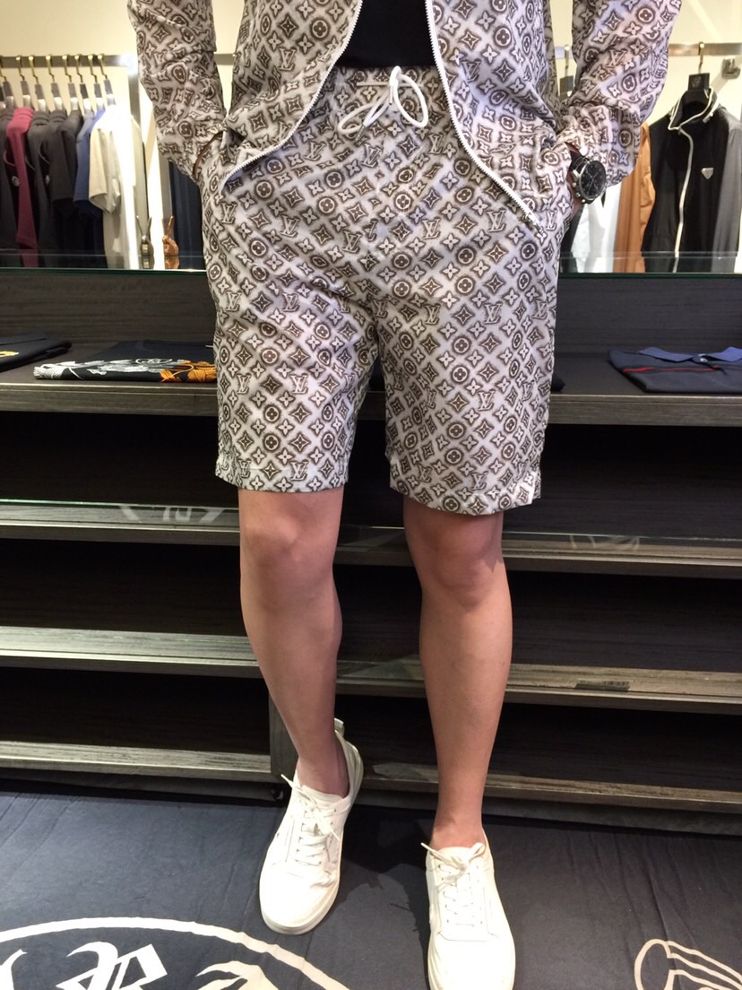 NO:474521,/Sets Details of Shorts Donkey Home 2025 new product, men's summer sports and casual sun protection suit, a combination of hooded long-sleeved jacket and shorts, it is also very practical to wear alone, very smooth and comfortable imported sun protection fabric, 2025 Summer Series draws inspiration from the collection elements, suitable for wearing multiple age groups, and a variety of craftsmanship is integrated, the details are visible, exquisite and durable!  Size M~XXXL (model/125 catties wear M), louis vuitton,louis vuitton,shorts,jackets & coats,hats,alexander wang19860909/套 短裤细节驴家2025新品,男士夏季运动休闲防晒服套装,连帽长袖外套和短裤的组合,单穿也很实用,非常顺滑舒适的进口防晒面料,2025夏季系列 典藏元素中汲取灵感,适合多个年龄段穿着,多种工艺融入 细节可见 精致又耐看！尺码M～XXXL（模特/125斤穿M）,,louis vuitton,louis vuitton,shorts,jackets & coats,hats,alexander wang,Men's clothing
