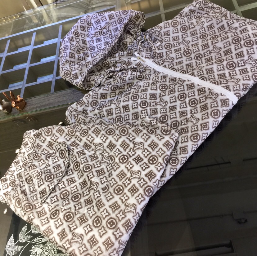 NO:474525,/Set Top details, new products of Donkey Home 2025, men's summer sports and casual sun protection suit, a combination of hooded long-sleeved jacket and shorts, it is also very practical to wear alone, very smooth and comfortable imported sun protection fabric, 2025 Summer Series draws inspiration from the collection elements, suitable for wearing multiple age groups, and a variety of craftsmanship is integrated, the details are visible, exquisite and durable!  Size M~XXXL (model/125 catties wear M), louis vuitton,louis vuitton,shorts,jackets & coats,hats,alexander wang19860909/套 上衣细节驴家2025新品,男士夏季运动休闲防晒服套装,连帽长袖外套和短裤的组合,单穿也很实用,非常顺滑舒适的进口防晒面料,2025夏季系列 典藏元素中汲取灵感,适合多个年龄段穿着,多种工艺融入 细节可见 精致又耐看！尺码M～XXXL（模特/125斤穿M）,,louis vuitton,louis vuitton,shorts,jackets & coats,hats,alexander wang,Men's clothing