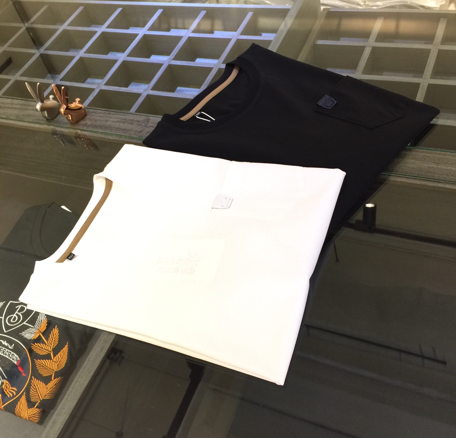 NO:474535,The new summer product of Fat Brother B’s Gospel of Fat Brother in the B family, kill all versions in seconds!  Classic and fashionable versatile round neck short sleeves, leather logo inlaid design at the chest pocket!  Customized mulberry silk super soft modal fabric. Basic base shirts are indispensable for men's wardrobe. They can be matched with various clothing anytime and anywhere to meet your daily needs. The fabrics and factories we choose are all used by first-tier brands, so we recommend buying them!  Black/white!  Size M~4XL (model/125 catties wear M), T-shirt, alexander wang19860909B家胖哥哥福音夏季新品 秒杀一切版本！经典时尚百搭圆领短袖 胸前口袋处皮质Logo镶嵌设计！订制桑蚕丝超柔软莫代尔面料 男人的衣柜都少不了基础打底衫 随时随地都可以拿来搭配各种服饰 满足您日常生活需求.我们所选择的面料及工厂都是一线品牌所使用的,推荐入手！黑色/白色！尺码M～4XL（模特/125斤穿M）,,T-shirt,alexander wang,Men's clothing