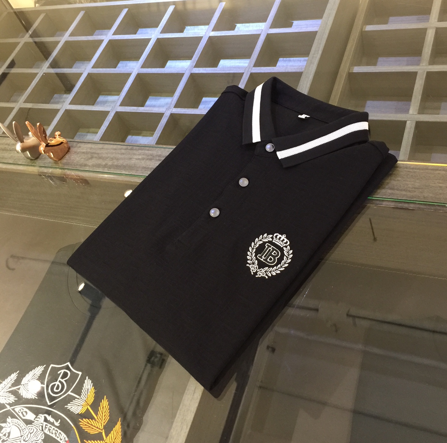 NO:474551,B Family’s latest short-sleeved lapel shirt is released in summer 2025!  High-end Tennis Bead Floor Cotton fabric, breathable, comfortable, delicate and soft, all original customized products, and the chest brand logo embroidery craftsmanship!  Jacquard clothes!  High-end quality!  High-quality shipment, fashionable and stylish upper body!  Size M~XXXL (model/125 catties wear M), T-shirt, alexander wang19860909B家2025夏季最新发布短袖翻领衫！高档天丝珠地棉面料,透气舒适细腻柔软,面料,辅料全部原版定制出品,胸前品牌Logo刺绣工艺！衣身提花！品质高端！高品质出货,上身时尚有型！尺码M～XXXL（模特/125斤穿M）,,T-shirt,alexander wang,Men's clothing