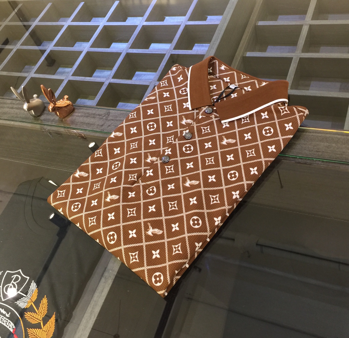 NO:474556,Recommended products from the Lu Family!  The latest series of 2025AW, versatile commuting to work, elegant design, a must-have for business elites, using high-quality mercerized cotton plain fabric, Wen Ru soft, delicate and soft, the upper body is naturally comfortable, lapel business casual slim fit, can be worn in both business and leisure, exquisite brand pattern printing design!  It highlights the overall styling and body-slimming feeling. The overall craftsmanship line is really impeccable. This kind of lapel fashion adds points to urban fashion people and has a more gentlemanly charm!  Coffee color!  Size M~XXXL (model/125 catties wear M), louis vuitton,louis vuitton,alexander wang19860909驴家臻品推荐！2025AW最新系列 上班通勤百搭 富于优雅的设计感 商务精英必备 采用高克重丝光棉平纹面料 温儒柔软 细腻柔软 上身自然是舒适 翻领商务休闲修身款 无论是商务还是休闲时候都可穿搭 精美品牌图纹印花设计！非常的凸显整体的造型感以及修身上身感 整体的工艺车线真的是无可挑剔的 这样的一款翻领时装 无不为都市时尚人士加分 更加的绅士韵味十足范！咖色！尺码M～XXXL（模特/125斤穿M）,,louis vuitton,louis vuitton,alexander wang,Men's clothing