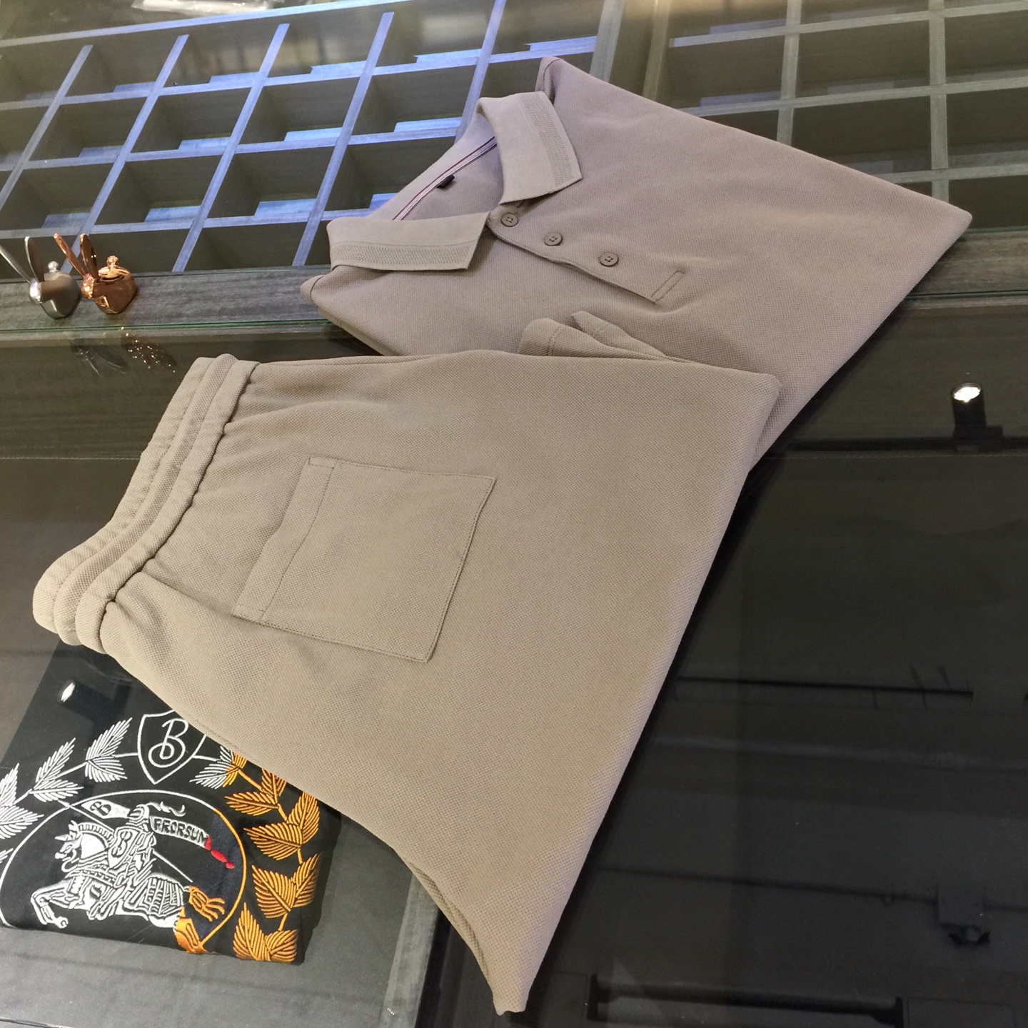 NO:474576,/Set Top details picture LP Fat Brother Gospel recommendation!  The latest series of 2025 sets are versatile when commuting to work, with an elegant design sense, a must-have for business elites, brand hot stamping logo at the hem!  It uses high-quality mercerized bead floor cotton fabric. Wen Ru is soft, delicate and soft. The upper body is naturally comfortable. The lapel is business casual slim style. It can be worn in both business and leisure. The neckline is exquisitely threaded!  It highlights the overall styling and body-slimming feeling. The overall craftsmanship line is really impeccable. This kind of lapel fashion adds points to urban fashion people and has a more gentlemanly charm!  Gray green!  Size M～4XL (model/catties wear M), loro piano, alexander wang19860909/套 上衣细节图LP家胖哥哥福音重磅推荐！2025最新系列套装 上班通勤百搭 富于优雅的设计感 商务精英必备 下摆处品牌烫印Logo！采用高克重丝光珠地棉面料 温儒柔软 细腻柔软 上身自然是舒适 翻领商务休闲修身款 无论是商务还是休闲时候都可穿搭 领口精美螺纹设计！非常的凸显整体的造型感以及修身上身感 整体的工艺车线真的是无可挑剔的 这样的一款翻领时装 无不为都市时尚人士加分 更加的绅士韵味十足范！灰绿色！尺码M～4XL（模特/斤穿M）,,loro piana,alexander wang,Men's clothing