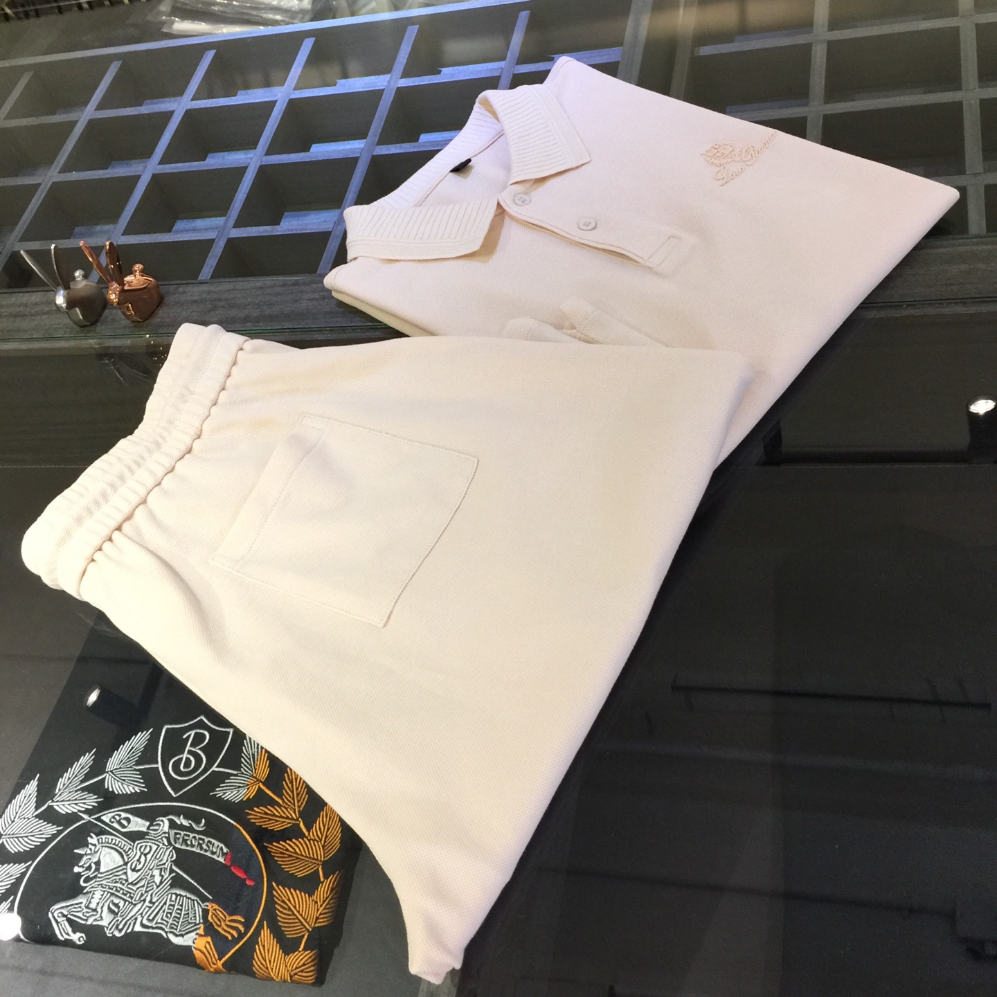 NO:474536,/Set Top details picture LP Fat Brother Gospel 1975AW latest series set, versatile commuting to work, elegant design sense, business elite must have, using Gaoke heavy mercerized cotton fabric, Wen Ru soft, delicate and soft, the upper body is naturally comfortable, lapel business casual slim fit, chest brand logo embroidery design!  You can wear it in business or casual!  It highlights the overall styling and body-slimming feeling. The overall craftsmanship line is really impeccable. This kind of lapel fashion adds points to urban fashion people and has a more gentlemanly charm!  Beige!  Size M～4XL (model/catties wear M), loro piano, alexander wang19860909/套 上衣细节图LP家胖哥哥福音1975AW最新系列套装 上班通勤百搭 富于优雅的设计感 商务精英必备 采用高克重丝光棉面料 温儒柔软 细腻柔软 上身自然是舒适 翻领商务休闲修身款 胸前品牌Logo刺绣设计！无论是商务还是休闲时候都可穿搭！非常的凸显整体的造型感以及修身上身感 整体的工艺车线真的是无可挑剔的 这样的一款翻领时装 无不为都市时尚人士加分 更加的绅士韵味十足范！米色！尺码M～4XL（模特/斤穿M）,,loro piana,alexander wang,Men's clothing