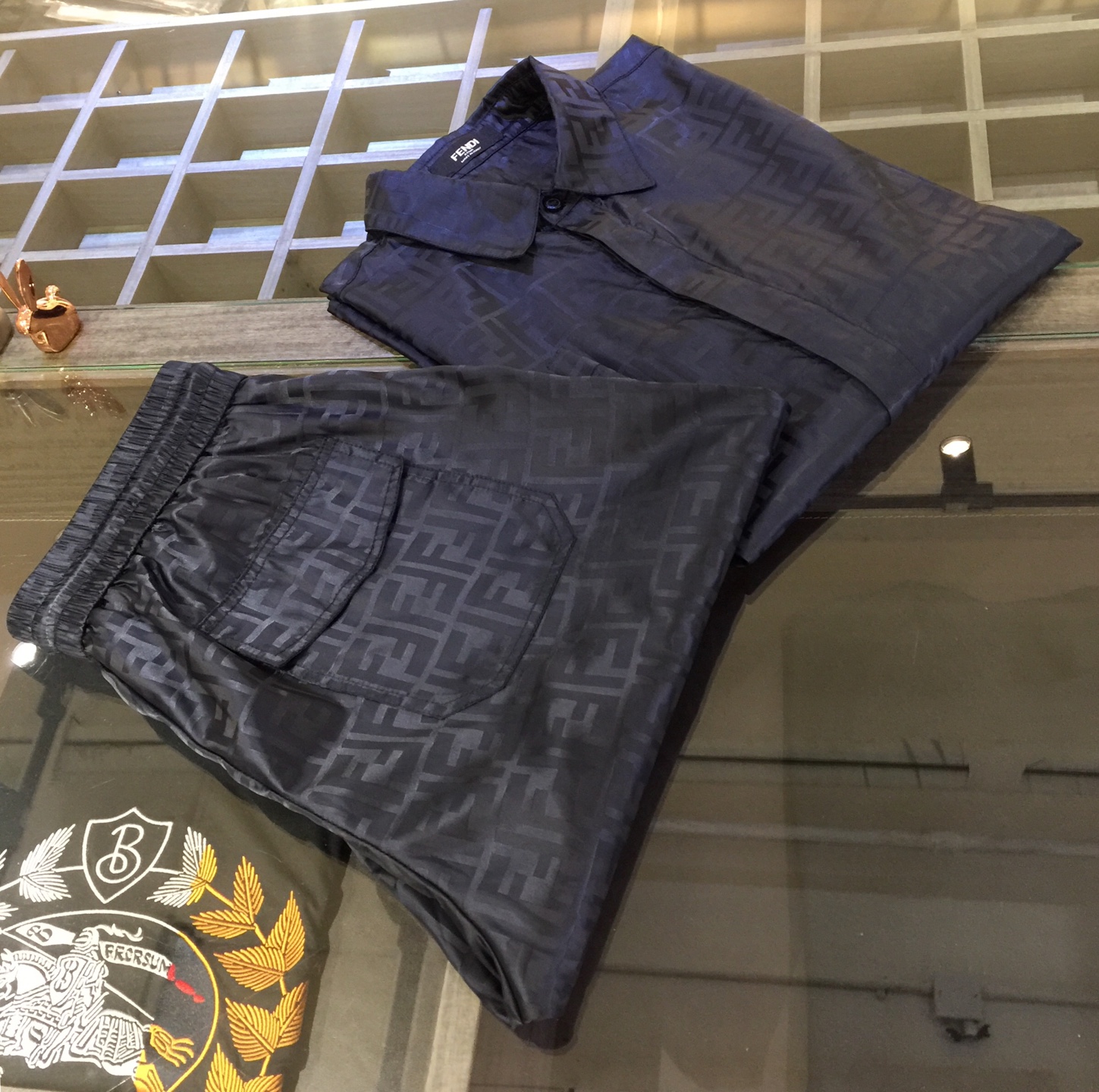 NO:474546,/Set Top details F Home 2025 new product, men's summer sports and casual sun protection suit, lapel short-sleeved cardigan and shorts combination, single wear is also very practical, very smooth and comfortable imported sun protection fabric, 2025 summer series draws inspiration from the collection elements, suitable for wearing multiple ages, and a variety of craftsmanship is integrated, the details are visible, exquisite and durable!  Dark blue!  Size M~XXXL (model 175/125 catties wear M), fendi, shorts, T-shirt, alexander wang19860909/套 上衣细节F家2025新品,男士夏季运动休闲防晒服套装,翻领短袖开衫和短裤的组合,单穿也很实用,非常顺滑舒适的进口防晒面料,2025夏季系列 典藏元素中汲取灵感,适合多个年龄段穿着,多种工艺融入 细节可见 精致又耐看！深蓝色！尺码M～XXXL（模特175/125斤穿M）,,fendi,shorts,T-shirt,alexander wang,Men's clothing