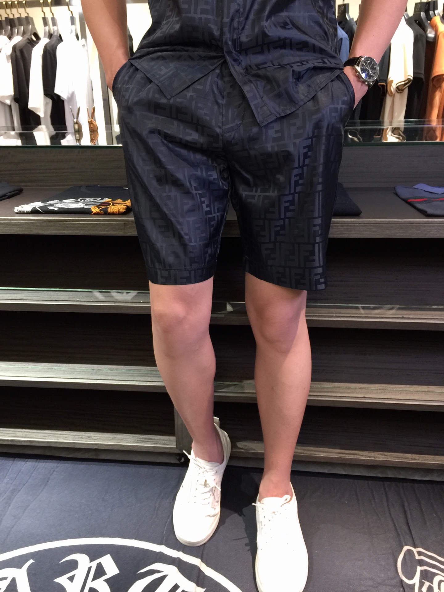 NO:474541,/Set Shorts Details F Home 2025 New Product, Men's Summer Sports and Casual Sun Protection Clothing Set, Lapel Short-sleeved Cardigan and Shorts, Single-Wear is also very practical, very smooth and comfortable imported sun protection fabric, 2025 Summer Series draws inspiration from the collection elements, suitable for wearing multiple age groups, and a variety of craftsmanship is integrated, the details are visible, exquisite and durable!  Dark blue!  Size M~XXXL (model 175/125 catties wear M), fendi, shorts, T-shirt, alexander wang19860909/套 短裤细节F家2025新品,男士夏季运动休闲防晒服套装,翻领短袖开衫和短裤的组合,单穿也很实用,非常顺滑舒适的进口防晒面料,2025夏季系列 典藏元素中汲取灵感,适合多个年龄段穿着,多种工艺融入 细节可见 精致又耐看！深蓝色！尺码M～XXXL（模特175/125斤穿M）,,fendi,shorts,T-shirt,alexander wang,Men's clothing