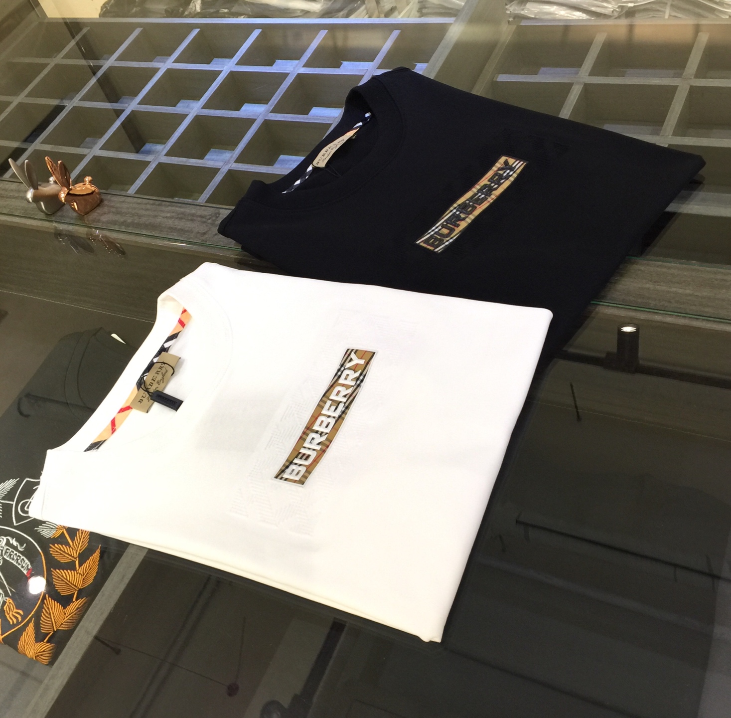 NO:474558,B Family 2025 new original single men's casual wide version short-sleeved T-shirt!  High-end customization, high-version, three-dimensional craft splicing and hot stamping logo on chest foaming!  Fashionable and versatile hot product. Original imported double-strand cotton fabric. Threaded neckline. Super soft and delicate feel. It is comfortable to wear. High-end boutique. The fine OEM factory makes it very good. Men's must-have items. Complete three standards!  Black/white!  Size S~XXL (model 175/125 catties wear S), T-shirt,tees,t-shirt,alexander wang19860909B家2025新款原单男士休闲阔版短袖T恤！高端定制 高版本 胸前发泡立体工艺拼接烫印Logo！时尚百搭爆款 原版进口双股棉质面料 螺纹领口 手感超柔软细腻 穿着亲肤舒适 高端精品 代工厂精细做上身非常赞 男士必备单品 三标齐全！黑色/白色！尺码S～XXL（模特175/125斤穿S）,,T-shirt,tees，t-shirt,alexander wang,Men's clothing