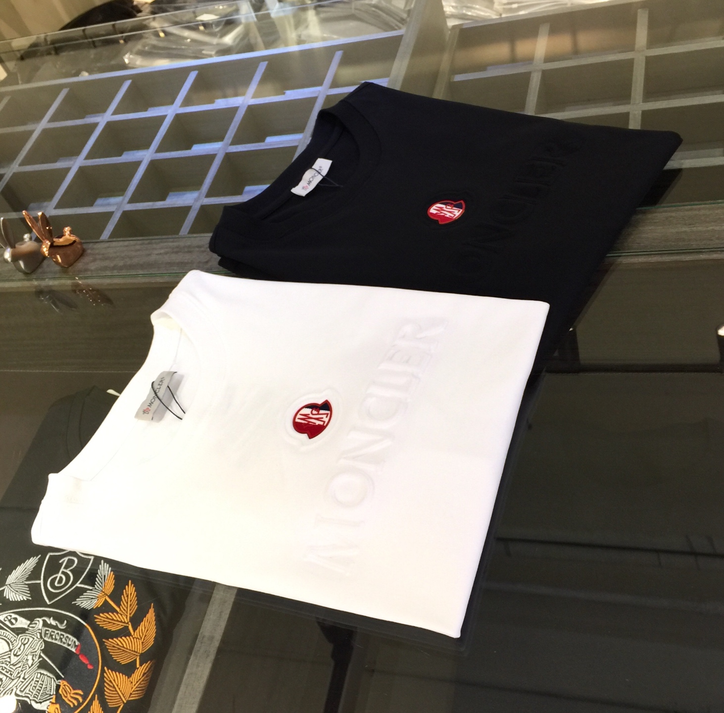 NO:474563,Mo Home 2025 new original single men's casual wide version short-sleeved T-shirt!  High-end customization, high-version, three-dimensional craftsmanship logo on chest foam!  Fashionable and versatile hot product. Original imported double-strand cotton fabric. Threaded neckline. Super soft and delicate feel. It is comfortable to wear. High-end boutique. The fine OEM factory makes it very good. Men's must-have items. Complete three standards!  Black/white!  Size S~XXL (model 175/125 catties wear S), T-shirt,tees,t-shirt,alexander wang19860909Mo家2025新款原单男士休闲阔版短袖T恤！高端定制 高版本 胸前发泡立体工艺Logo！时尚百搭爆款 原版进口双股棉质面料 螺纹领口 手感超柔软细腻 穿着亲肤舒适 高端精品 代工厂精细做上身非常赞 男士必备单品 三标齐全！黑色/白色！尺码S～XXL（模特175/125斤穿S）,,T-shirt,tees，t-shirt,alexander wang,Men's clothing