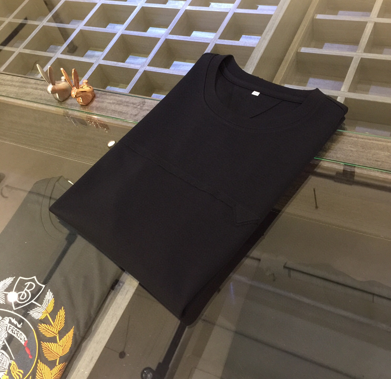 NO:474568,Pjia 2025 summer new product, instantly kill all versions!  Classic and fashionable versatile round neck short sleeves, low-key inverted triangle splicing logo design on the chest!  Customized mulberry silk ten-silk super soft fabric. Basic base shirts are indispensable for men's wardrobes. They can be matched with various clothing anytime and anywhere to meet your daily needs. The fabrics and factories we choose are all used by first-tier brands, so we recommend buying them!  Size M~XXXL (model 175/125 catties wear M), T-shirt, alexander wang19860909P家2025夏季新品 秒杀一切版本！经典时尚百搭圆领短袖 胸前低调倒三角拼接Logo设计！订制桑蚕丝天丝超柔软面料 男人的衣柜都少不了基础打底衫 随时随地都可以拿来搭配各种服饰 满足您日常生活需求.我们所选择的面料及工厂都是一线品牌所使用的,推荐入手！尺码M～XXXL（模特175/125斤穿M）,,T-shirt,alexander wang,Men's clothing