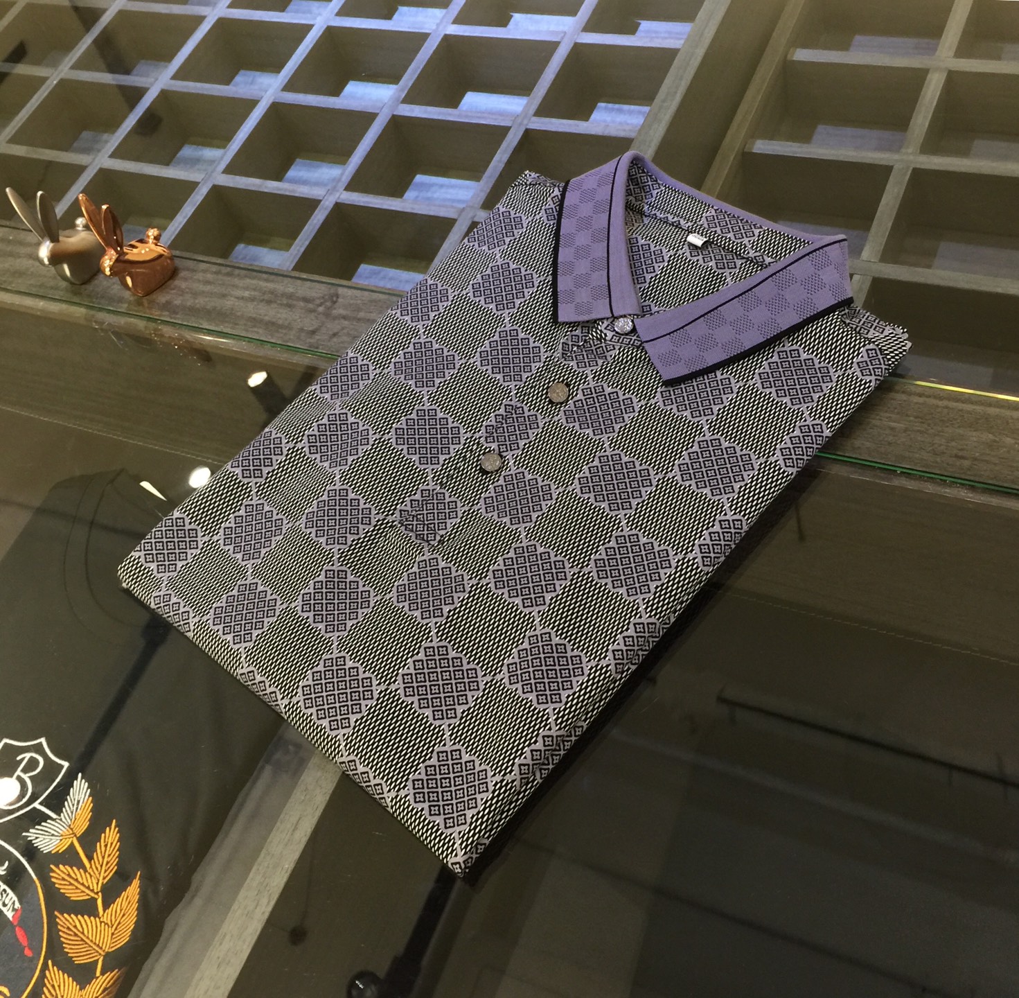 NO:474533,The latest short-sleeved lapel shirt for the 2025 summer release!  High-end silk cotton fabric, breathable, comfortable, delicate and soft, all original customized products, and high-end digital printing of the whole dress!  High-end quality!  High-quality shipment, fashionable and stylish upper body!  Size M~XXXL (model 175/125 catties wear M), louis vuitton,louis vuitton,t-shirt,alexander wang19860909驴家2025夏季最新发布短袖翻领衫！高档天丝棉面料,透气舒适细腻柔软,面料,辅料全部原版定制出品,整衣高档数码印花！品质高端！高品质出货,上身时尚有型！尺码M～XXXL（模特175/125斤穿M）,,louis vuitton,louis vuitton,T-shirt,alexander wang,Men's clothing