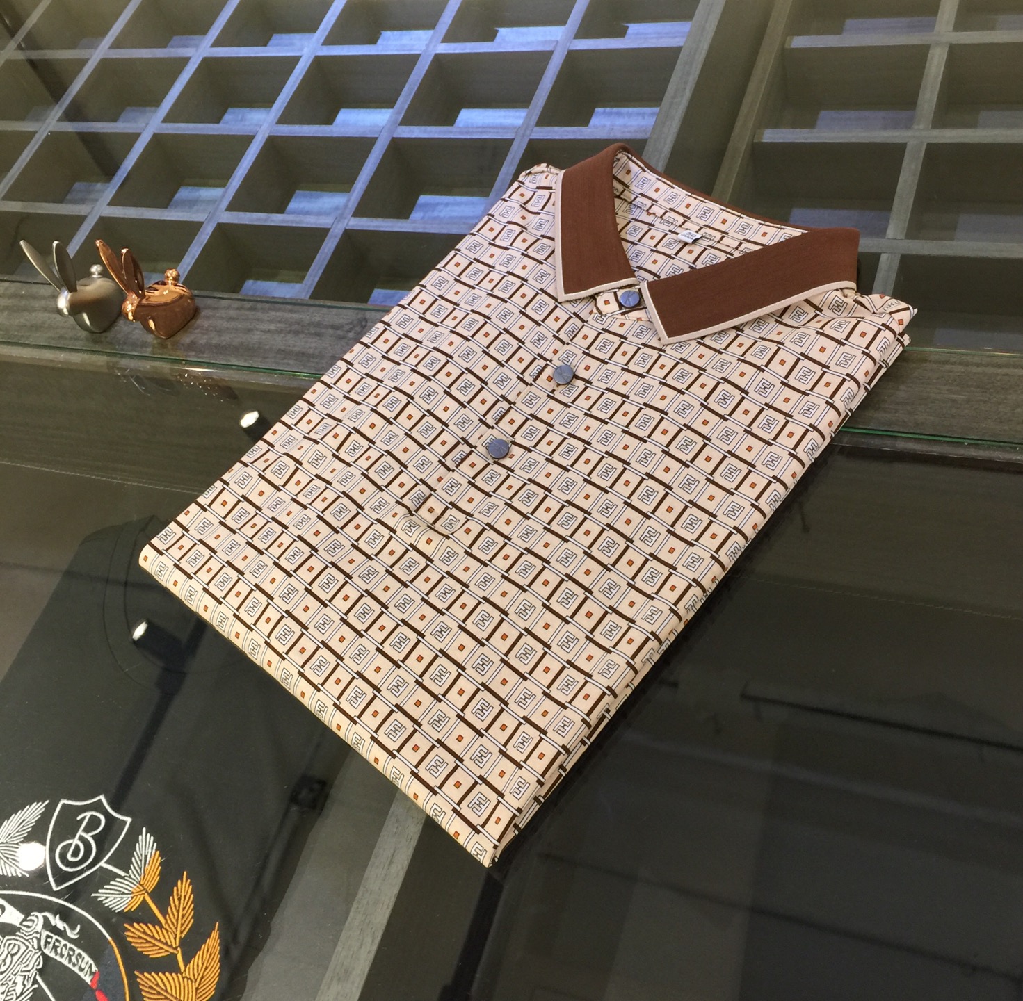 NO:474538,F Home's latest short-sleeved lapel shirt in summer 2025!  High-end silk cotton fabric, breathable, comfortable, delicate and soft, all original customized products, and high-end digital printing of the whole dress!  High-end quality!  High-quality shipment, fashionable and stylish upper body!  Size M~XXXL (model 175/125 catties wear M), fendi, T-shirt, alexander wang19860909F家2025夏季最新发布短袖翻领衫！高档天丝棉面料,透气舒适细腻柔软,面料,辅料全部原版定制出品,整衣高档数码印花！品质高端！高品质出货,上身时尚有型！尺码M～XXXL（模特175/125斤穿M）,,fendi,T-shirt,alexander wang,Men's clothing