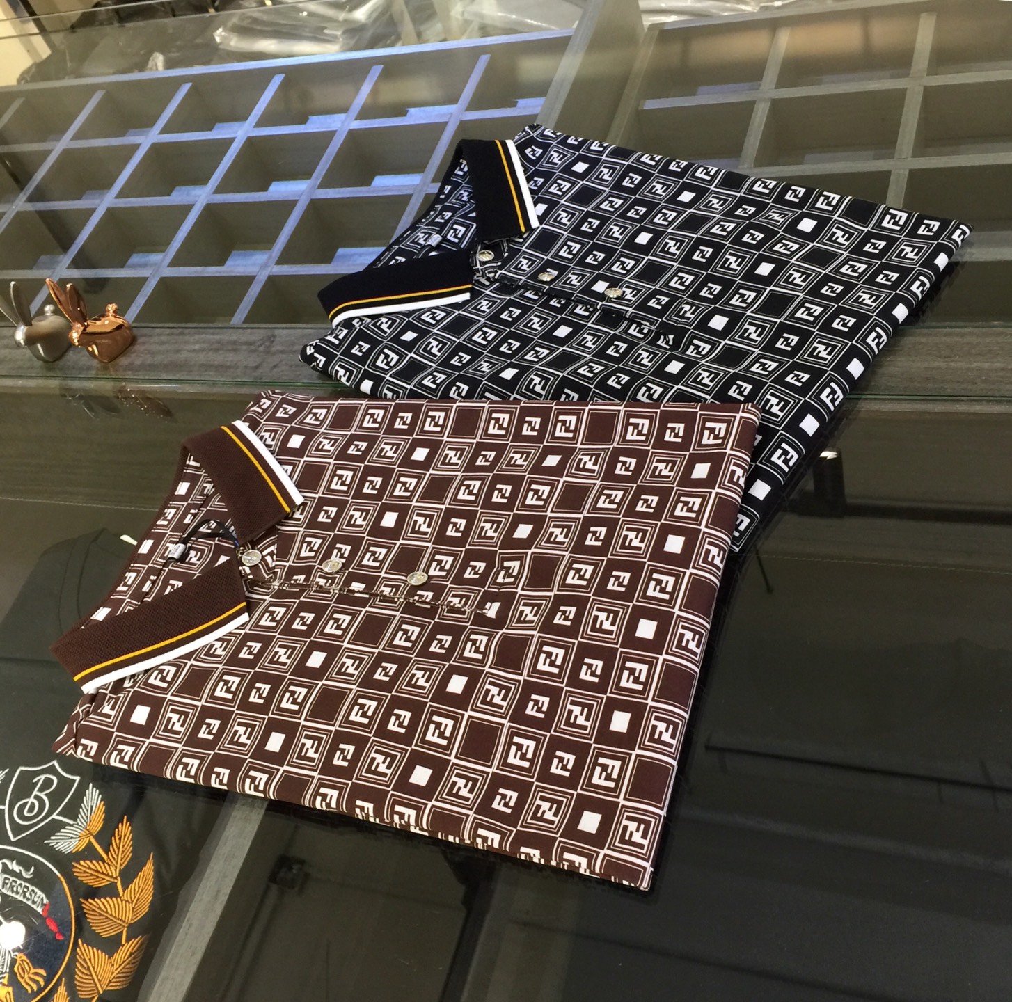 NO:474543,F Home's latest short-sleeved lapel shirt in summer 2025!  High-end silk cotton fabric, breathable, comfortable, delicate and soft, all original customized products, and high-end digital printing of the whole dress!  High-end quality!  High-quality shipment, fashionable and stylish upper body!  Black/Coffee!  Size M~XXXL (model 175/125 catties wear M), fendi, T-shirt, alexander wang19860909F家2025夏季最新发布短袖翻领衫！高档天丝棉面料,透气舒适细腻柔软,面料,辅料全部原版定制出品,整衣高档数码印花！品质高端！高品质出货,上身时尚有型！黑色/咖色！尺码M～XXXL（模特175/125斤穿M）,,fendi,T-shirt,alexander wang,Men's clothing