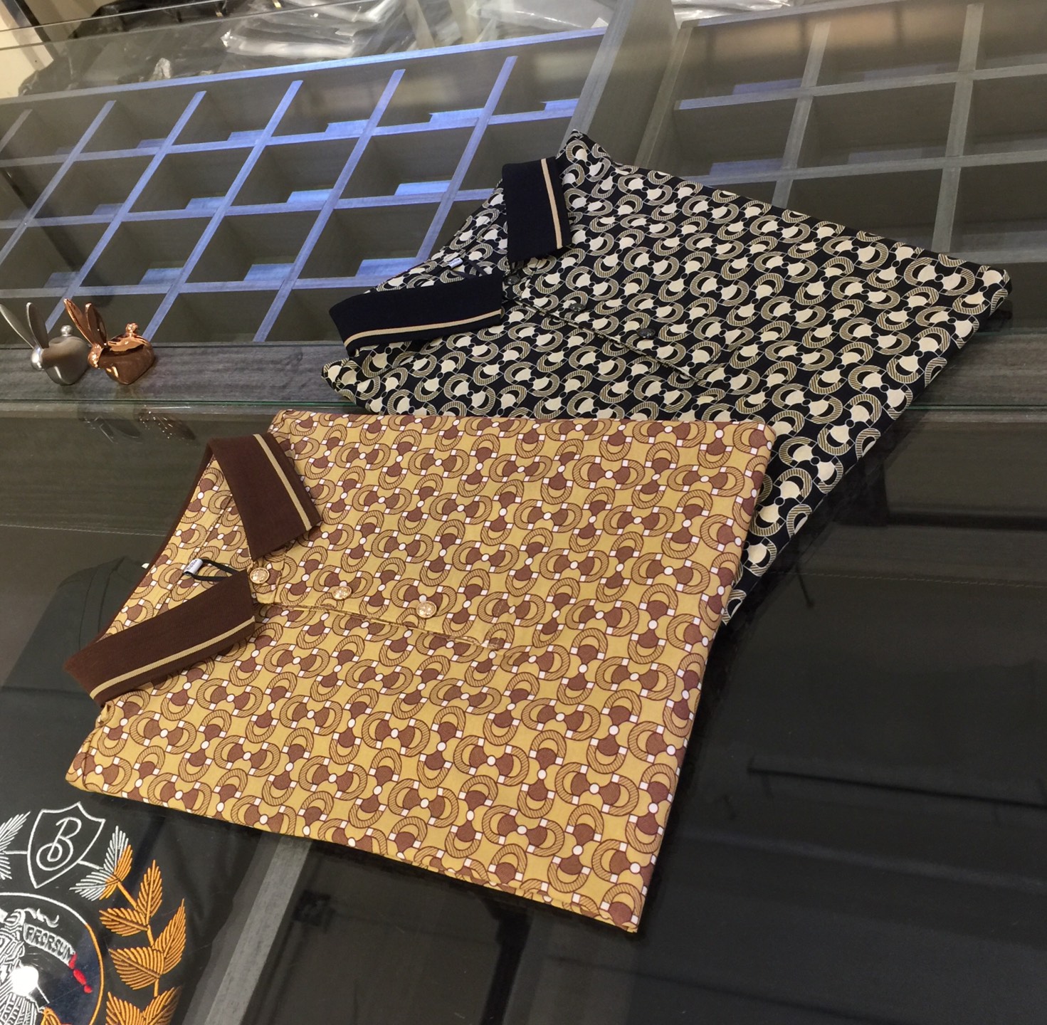 NO:474549,G Home has the latest short-sleeved lapel shirt in summer 2025!  High-end silk cotton fabric, breathable, comfortable, delicate and soft, all original customized products, and high-end digital printing of the whole dress!  High-end quality!  High-quality shipment, fashionable and stylish upper body!  Black/card color!  Size M~XXXL (model 175/125 catties wear M), gucci, T-shirt, alexander wang19860909G家2025夏季最新发布短袖翻领衫！高档天丝棉面料,透气舒适细腻柔软,面料,辅料全部原版定制出品,整衣高档数码印花！品质高端！高品质出货,上身时尚有型！黑色/卡色！尺码M～XXXL（模特175/125斤穿M）,,gucci,T-shirt,alexander wang,Men's clothing