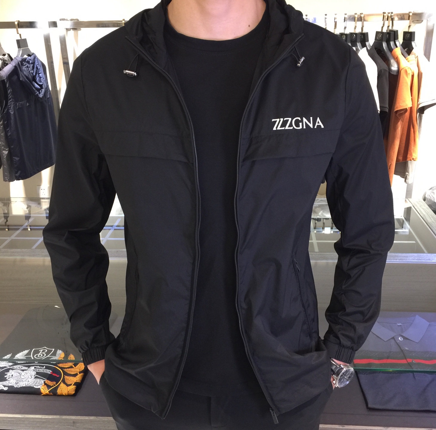 NO:474554,Ze Home's new summer sun protection suit is coming!  The fabric after the precision blending feels smooth and firm, light and breathable, and it also plays an outdoor sun protection role, combining natural beauty and comfort. The upper body style is cut cleanly and clean, showing a different hazy structural beauty on the clear and refreshing fabric. It is exquisite but not abrupt, and it is well integrated with the clothes. It is also essential to have a decent and elegant summer sun protection suit in the wardrobe!  Black/white/green!  Size M~XXXL (model 175/125 catties wear M), alexander wang19860909Ze家2025夏季新款防晒服来袭！通过精工混纺之后的面料,手感细滑坚挺,轻薄、透气性强,同时又起到户外防晒作用,兼具自然美感跟舒适度.上身版型裁剪简洁干净,在清透净爽的面料上显现出了不一样朦胧的结构性美感来.精致却不显突兀,很好的与衣服合为一体.衣柜中拥有一件得体风度翩翩的夏日防晒服也是必不可少的！黑色/白色/绿色！尺码M～XXXL（模特175/125斤穿M）,,alexander wang,Men's clothing