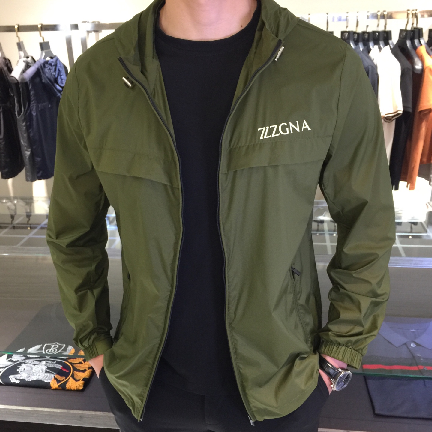 NO:472159,Ze Home's new summer sun protection suit is coming!  The fabric after the fine blending feels smooth and firm, light and breathable, and it also plays an outdoor sun protection role, combining natural beauty and comfort. The upper body style is cut cleanly and cleanly, showing a different hazy structural beauty on the clear and refreshing fabric. It is exquisite but not abrupt, and it is well integrated with the clothes. It is also essential to have a decent and elegant summer sun protection suit in the wardrobe!  Black/white/green!  Size M~XXXL (model/125 catties wear M), alexander wang19860909Ze家2025夏季新款防晒服来袭！通过精工混纺之后的面料,手感细滑坚挺,轻薄、透气性强,同时又起到户外防晒作用,兼具自然美感跟舒适度.上身版型裁剪简洁干净,在清透净爽的面料上显现出了不一样朦胧的结构性美感来.精致却不显突兀,很好的与衣服合为一体.衣柜中拥有一件得体风度翩翩的夏日防晒服也是必不可少的！黑色/白色/绿色！尺码M～XXXL（模特/125斤穿M）,,alexander wang,Men's clothing