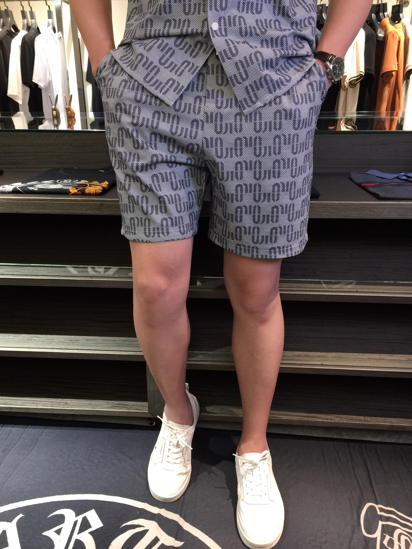 NO:472163,Shorts details Miu Home 2025 latest hit short-sleeved shirt set, hot-selling items on European and American counters!  Selected Italian imported Tianshi cotton fabrics with loose styles, the whole brand is staggered in English and has a very charming look. There is no need to say more about the effect on the upper body!  Blue/card color!  Size M~XXXL (model/125 catties wear M), miumiu, shorts, T-shirt, alexander wang19860909短裤细节Miu家2025最新爆款短袖衬衣套装 欧美柜台热销单品！精选意大利进口天丝棉面料搭配宽松版型,通体品牌英文错落相当彰显韵味,上身效果不用多说！蓝色/卡色！尺码M～XXXL（模特/125斤穿M）,,miumiu,shorts,T-shirt,alexander wang,Men's clothing