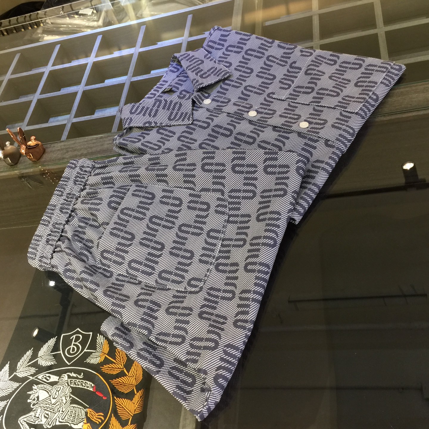 NO:472167,Top details Miu Home 2025 latest hit short-sleeved shirt set, hot-selling items on European and American counters!  Selected Italian imported Tianshi cotton fabrics with loose styles, the whole brand is staggered in English and has a very charming look. There is no need to say more about the effect on the upper body!  Blue/card color!  Size M~XXXL (model/125 catties wear M), miumiu, T-shirt, alexander wang19860909上衣细节Miu家2025最新爆款短袖衬衣套装 欧美柜台热销单品！精选意大利进口天丝棉面料搭配宽松版型,通体品牌英文错落相当彰显韵味,上身效果不用多说！蓝色/卡色！尺码M～XXXL（模特/125斤穿M）,,miumiu,T-shirt,alexander wang,Men's clothing