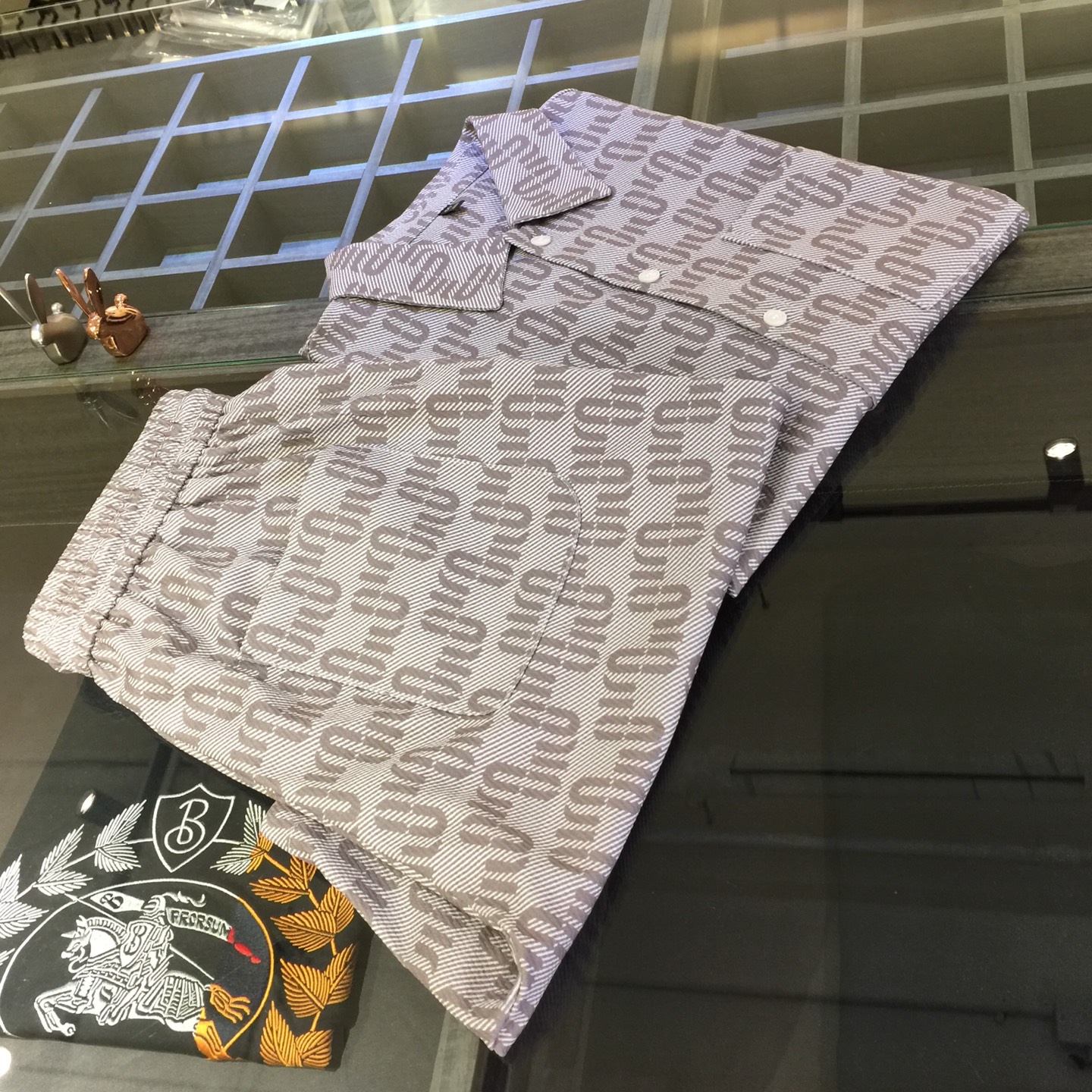 NO:472177,Top details Miu Home 2025 latest hit short-sleeved shirt set, hot-selling items on European and American counters!  Selected Italian imported Tianshi cotton fabrics with loose styles, the whole brand is staggered in English and has a very charming look. There is no need to say more about the effect on the upper body!  Blue/card color!  Size M~XXXL (model/125 catties wear M), miumiu, T-shirt, alexander wang19860909上衣细节Miu家2025最新爆款短袖衬衣套装 欧美柜台热销单品！精选意大利进口天丝棉面料搭配宽松版型,通体品牌英文错落相当彰显韵味,上身效果不用多说！蓝色/卡色！尺码M～XXXL（模特/125斤穿M）,,miumiu,T-shirt,alexander wang,Men's clothing