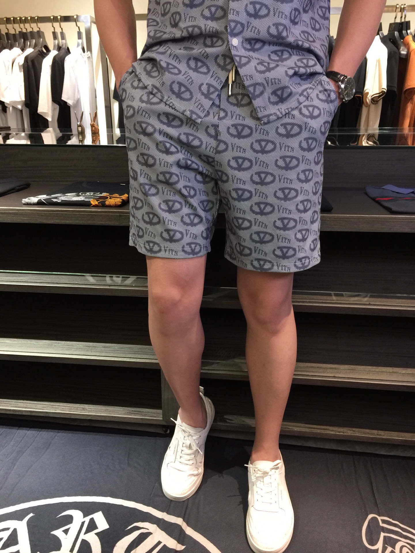 NO:472181,Shorts details Warren Home 2025 latest hit short-sleeved shirt set, hot-selling items on European and American counters!  Selected Italian imported Tianshi cotton fabrics with loose styles, the whole brand is staggered in English and has a very charming look. There is no need to say more about the effect on the upper body!  Blue/card color!  Size M~XXXL (model/125 catties wear M), valentino, shorts, T-shirt, alexander wang19860909短裤细节华伦家2025最新爆款短袖衬衣套装 欧美柜台热销单品！精选意大利进口天丝棉面料搭配宽松版型,通体品牌英文错落相当彰显韵味,上身效果不用多说！蓝色/卡色！尺码M～XXXL（模特/125斤穿M）,,valentino,shorts,T-shirt,alexander wang,Men's clothing