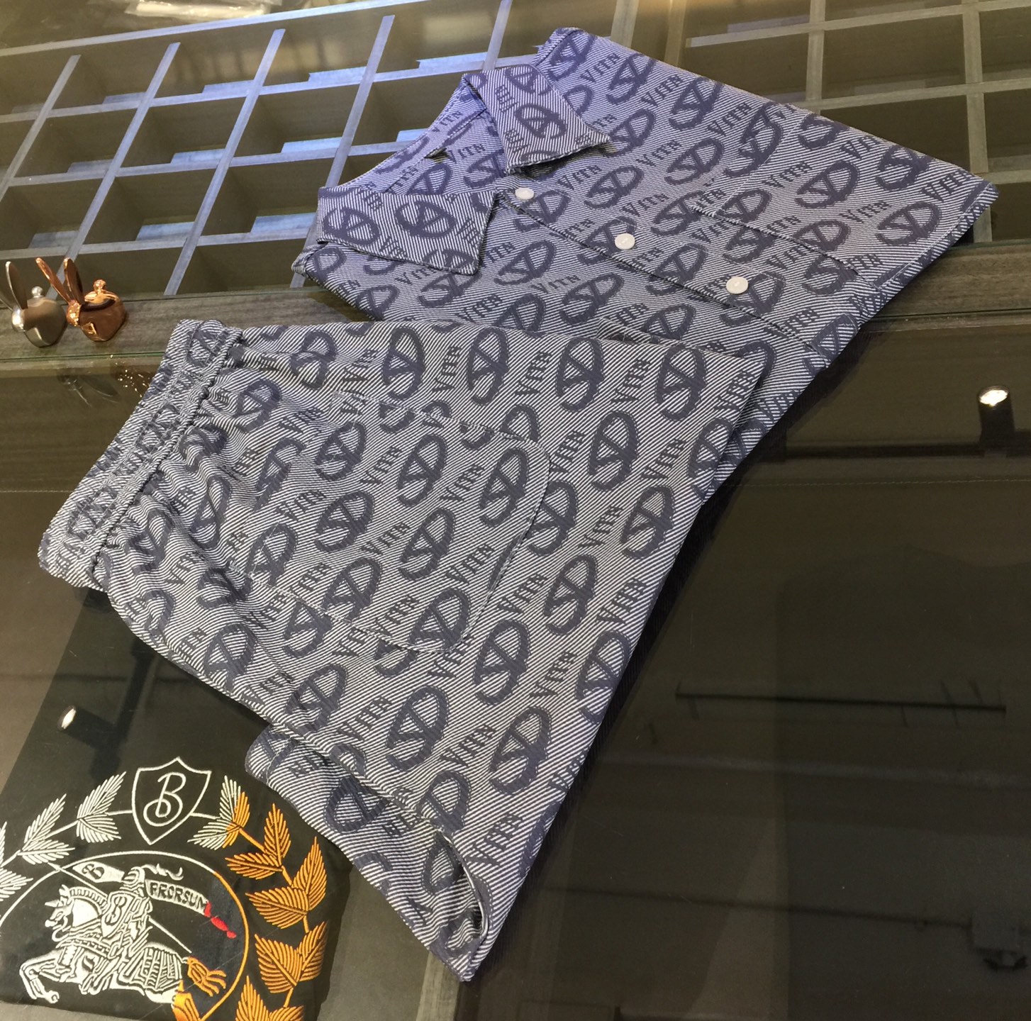 NO:472186,Top details Warren Home 2025 latest hit short-sleeved shirt set, hot-selling items on European and American counters!  Selected Italian imported Tianshi cotton fabrics with loose styles, the whole brand is staggered in English and has a very charming look. There is no need to say more about the effect on the upper body!  Blue/card color!  Size M~XXXL (model/125 catties wear M), valentino, T-shirt, alexander wang19860909上衣细节华伦家2025最新爆款短袖衬衣套装 欧美柜台热销单品！精选意大利进口天丝棉面料搭配宽松版型,通体品牌英文错落相当彰显韵味,上身效果不用多说！蓝色/卡色！尺码M～XXXL（模特/125斤穿M）,,valentino,T-shirt,alexander wang,Men's clothing