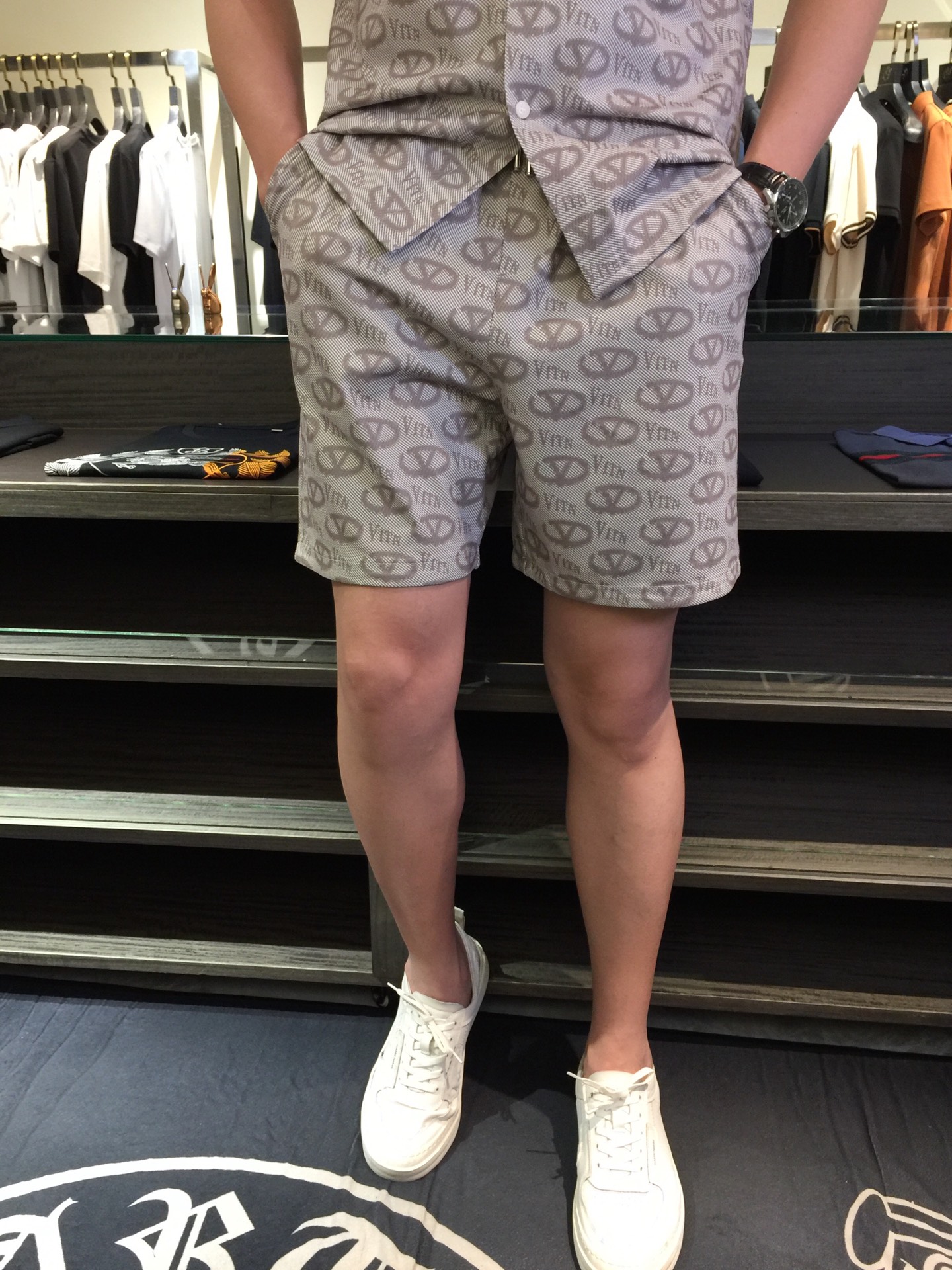 NO:472191,Shorts details Warren Home 2025 latest hit short-sleeved shirt set, hot-selling items on European and American counters!  Selected Italian imported Tianshi cotton fabrics with loose styles, the whole brand is staggered in English and has a very charming look. There is no need to say more about the effect on the upper body!  Blue/card color!  Size M~XXXL (model/125 catties wear M), valentino, shorts, T-shirt, alexander wang19860909短裤细节华伦家2025最新爆款短袖衬衣套装 欧美柜台热销单品！精选意大利进口天丝棉面料搭配宽松版型,通体品牌英文错落相当彰显韵味,上身效果不用多说！蓝色/卡色！尺码M～XXXL（模特/125斤穿M）,,valentino,shorts,T-shirt,alexander wang,Men's clothing