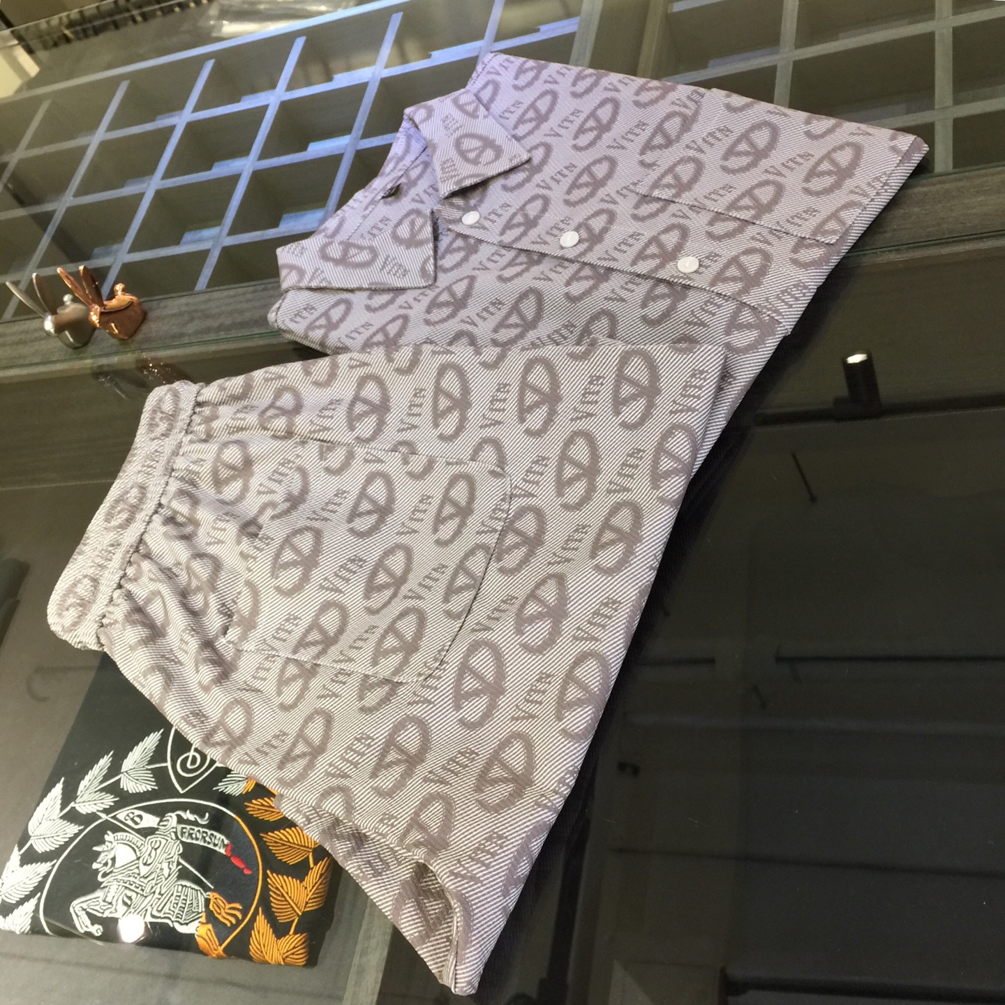 NO:472161,Top details Warren Home 2025 latest hit short-sleeved shirt set, hot-selling items on European and American counters!  Selected Italian imported Tianshi cotton fabrics with loose styles, the whole brand is staggered in English and has a very charming look. There is no need to say more about the effect on the upper body!  Blue/card color!  Size M~XXXL (model/125 catties wear M), valentino, T-shirt, alexander wang19860909上衣细节华伦家2025最新爆款短袖衬衣套装 欧美柜台热销单品！精选意大利进口天丝棉面料搭配宽松版型,通体品牌英文错落相当彰显韵味,上身效果不用多说！蓝色/卡色！尺码M～XXXL（模特/125斤穿M）,,valentino,T-shirt,alexander wang,Men's clothing