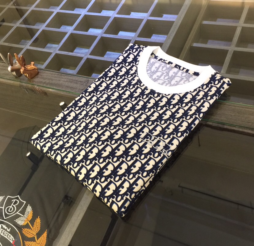 NO:472165,Dijia’s latest short-sleeved round-neck shirt is released in summer 2025!  High-end silk cotton fabric, breathable, comfortable, delicate and soft, all original custom-made fabrics and auxiliary materials, three-dimensional logo design on the chest!  High-end digital printing of dresses!  High-end quality!  High-quality shipment, fashionable and stylish upper body!  Size M~XXXL (model/125 catties wear M), dior, T-shirt, alexander wang19860909迪家2025夏季最新发布短袖圆领衫！高档天丝棉面料,透气舒适细腻柔软,面料,辅料全部原版定制出品,胸前立体Logo设计！整衣高档数码印花！品质高端！高品质出货,上身时尚有型！尺码M～XXXL（模特/125斤穿M）,,dior,T-shirt,alexander wang,Men's clothing
