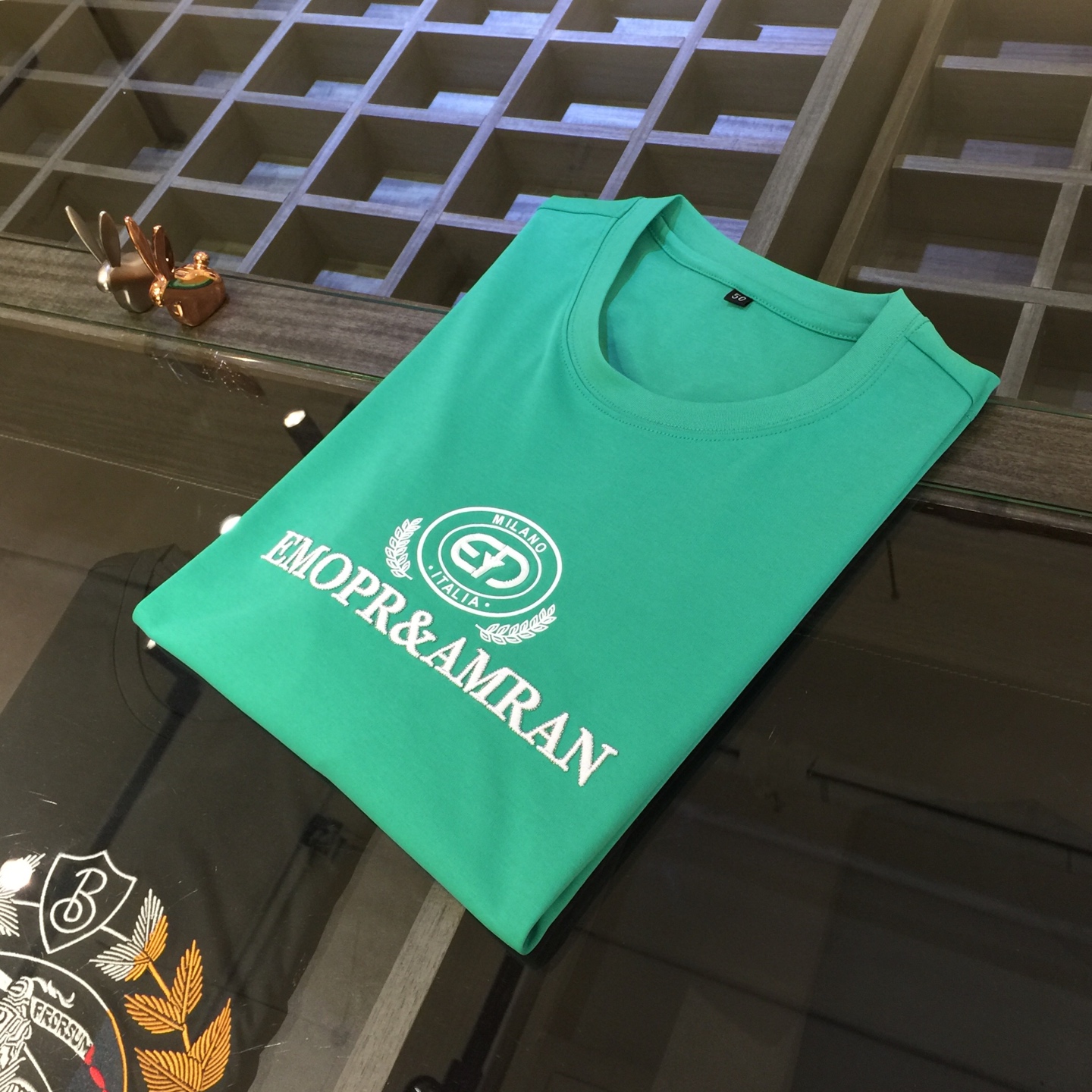 NO:472169,Ajia 2025 summer new product, instantly kill all versions!  Classic and fashionable versatile round neck short sleeves, three-dimensional brand logo design on the chest!  Customized mulberry silk ten-silk super soft fabric. Basic base shirts are indispensable for men's wardrobes. They can be matched with various clothing anytime and anywhere to meet your daily needs. The fabrics and factories we choose are all used by first-tier brands, so we recommend buying them!  Size M~XXXL (model/125 catties wear M), T-shirt, alexander wang19860909A家2025夏季新品 秒杀一切版本！经典时尚百搭圆领短袖 胸前立体品牌Logo设计！订制桑蚕丝天丝超柔软面料 男人的衣柜都少不了基础打底衫 随时随地都可以拿来搭配各种服饰 满足您日常生活需求.我们所选择的面料及工厂都是一线品牌所使用的,推荐入手！尺码M～XXXL（模特/125斤穿M）,,T-shirt,alexander wang,Men's clothing