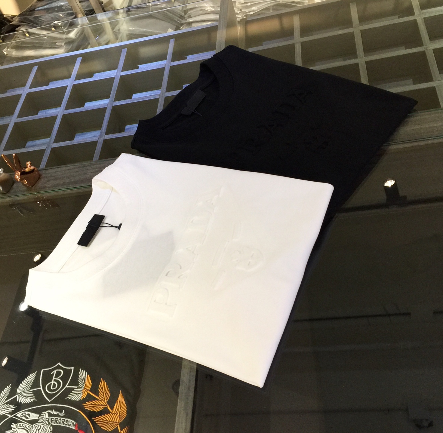 NO:472174,Pjia 2025 new original single men's casual wide version short-sleeved T-shirt!  High-end customization, high-version, three-dimensional craftsmanship logo on chest foam!  Fashionable and versatile hot product. Original imported double-strand cotton fabric. Threaded cuffs. Necklace hem. Super soft and delicate touch. It is comfortable to wear. High-end boutique. The fine OEM factory makes it very good. Men's must-have items. Complete three standards!  Black/white!  Size S~XXL (model/125 catties wear S), T-shirt,tees,t-shirt,alexander wang19860909P家2025新款原单男士休闲阔版短袖T恤！高端定制 高版本 胸前发泡立体工艺Logo！时尚百搭爆款 原版进口双股棉质面料 螺纹袖口.领口衣摆 手感超柔软细腻 穿着亲肤舒适 高端精品 代工厂精细做上身非常赞 男士必备单品 三标齐全！黑色/白色！尺码S～XXL（模特/125斤穿S）,,T-shirt,tees，t-shirt,alexander wang,Men's clothing