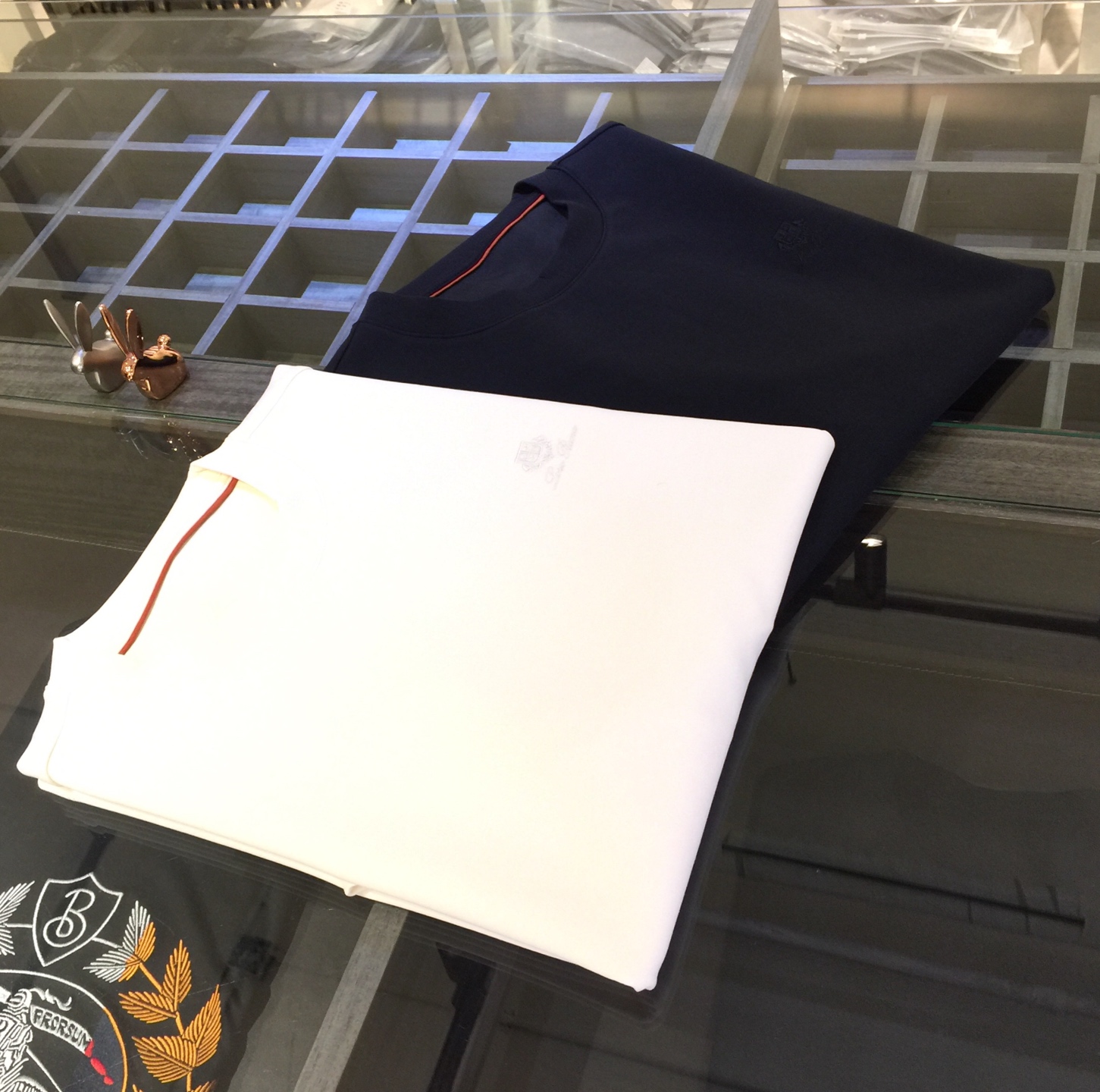 NO:472178,LP Home 2025 summer new product, classic and fashionable versatile round neck micro-expanded half-sleeved shirt, top-grade air cotton fabric, exquisite three-dimensional embroidered logo design on the chest!  Imported original double-strand yarn, the fabric is soft and delicate, and basic base shirts are indispensable in men's wardrobe. They can be matched with various clothing anytime and anywhere to meet your daily life needs. The fabrics and factories we choose are all used by first-tier brands, and the clothes are very simple and low-key. Dears, buy them quickly!  Black/Beige!  Size M~XXXL (model/125 catties wear M), loro piana, alexander wang19860909LP家2025夏季新品 经典时尚百搭圆领微扩半袖衫 订织顶级空气棉面料 胸前精致立体刺绣Logo设计！进口原版双股纱线 面料柔软细腻 男人的衣柜都少不了基础打底衫 随时随地都可以拿来搭配各种服饰 满足您日常生活需求.我们所选择的面料及工厂都是一线品牌所使用的,衣服设计非常的简洁 很是低调的设计 亲们赶紧入手！黑色/米白色！尺码M～XXXL（模特/125斤穿M）,,loro piana,alexander wang,Men's clothing