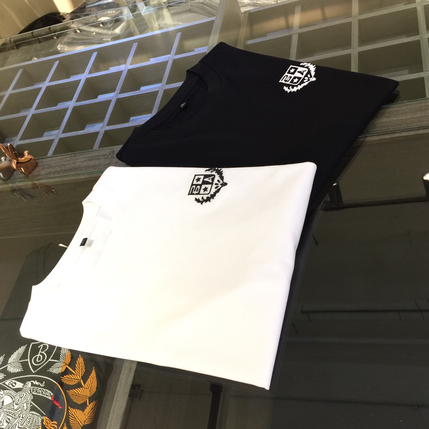 NO:472182,LP Home 2025 summer new product, classic and fashionable versatile round neck micro-expanded half-sleeved shirt, top combed cotton fabric, exquisite three-dimensional hardware logo design on the chest!  Imported original double-strand yarn, the fabric is soft and delicate, and basic base shirts are indispensable in men's wardrobe. They can be matched with various clothing anytime and anywhere to meet your daily life needs. The fabrics and factories we choose are all used by first-tier brands, and the clothes are very simple and low-key. Dears, buy them quickly!  Black/white!  Size M~XXXL (model/125 catties wear M), loro piana, alexander wang19860909LP家2025夏季新品 经典时尚百搭圆领微扩半袖衫 订织顶级精梳棉面料 胸前精致立体五金Logo设计！进口原版双股纱线 面料柔软细腻 男人的衣柜都少不了基础打底衫 随时随地都可以拿来搭配各种服饰 满足您日常生活需求.我们所选择的面料及工厂都是一线品牌所使用的,衣服设计非常的简洁 很是低调的设计 亲们赶紧入手！黑色/白色！尺码M～XXXL（模特/125斤穿M）,,loro piana,alexander wang,Men's clothing