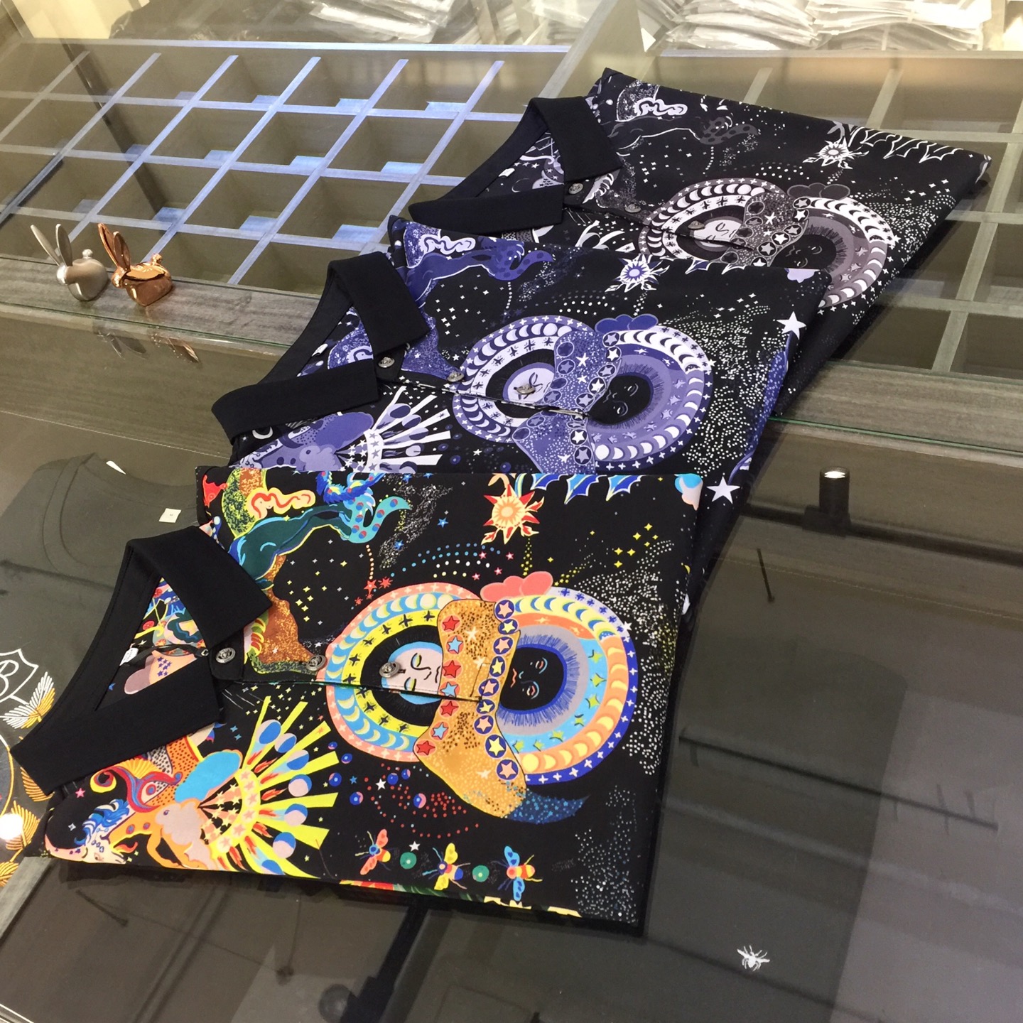 NO:472187,Recommended by Fan Jiazhen Products!  The latest series of 2025AW, versatile commuting to work, elegant design, a must-have for business elites, using high-quality mercerized cotton plain fabric, Wen Ru soft, delicate and soft, the upper body is naturally comfortable, lapel business casual slim fit, can be worn in both business and leisure, exquisite brand pattern printing design!  It highlights the overall styling and body-slimming feeling. The overall craftsmanship line is really impeccable. This kind of lapel fashion adds points to urban fashion people and has a more gentlemanly charm!  Black/Blue/Color!  Size M~XXXL (model/125 catties wear M), alexander wang19860909范家臻品推荐！2025AW最新系列 上班通勤百搭 富于优雅的设计感 商务精英必备 采用高克重丝光棉平纹面料 温儒柔软 细腻柔软 上身自然是舒适 翻领商务休闲修身款 无论是商务还是休闲时候都可穿搭 精美品牌图纹印花设计！非常的凸显整体的造型感以及修身上身感 整体的工艺车线真的是无可挑剔的 这样的一款翻领时装 无不为都市时尚人士加分 更加的绅士韵味十足范！黑色/蓝色/彩色！尺码M～XXXL（模特/125斤穿M）,,alexander wang,Men's clothing