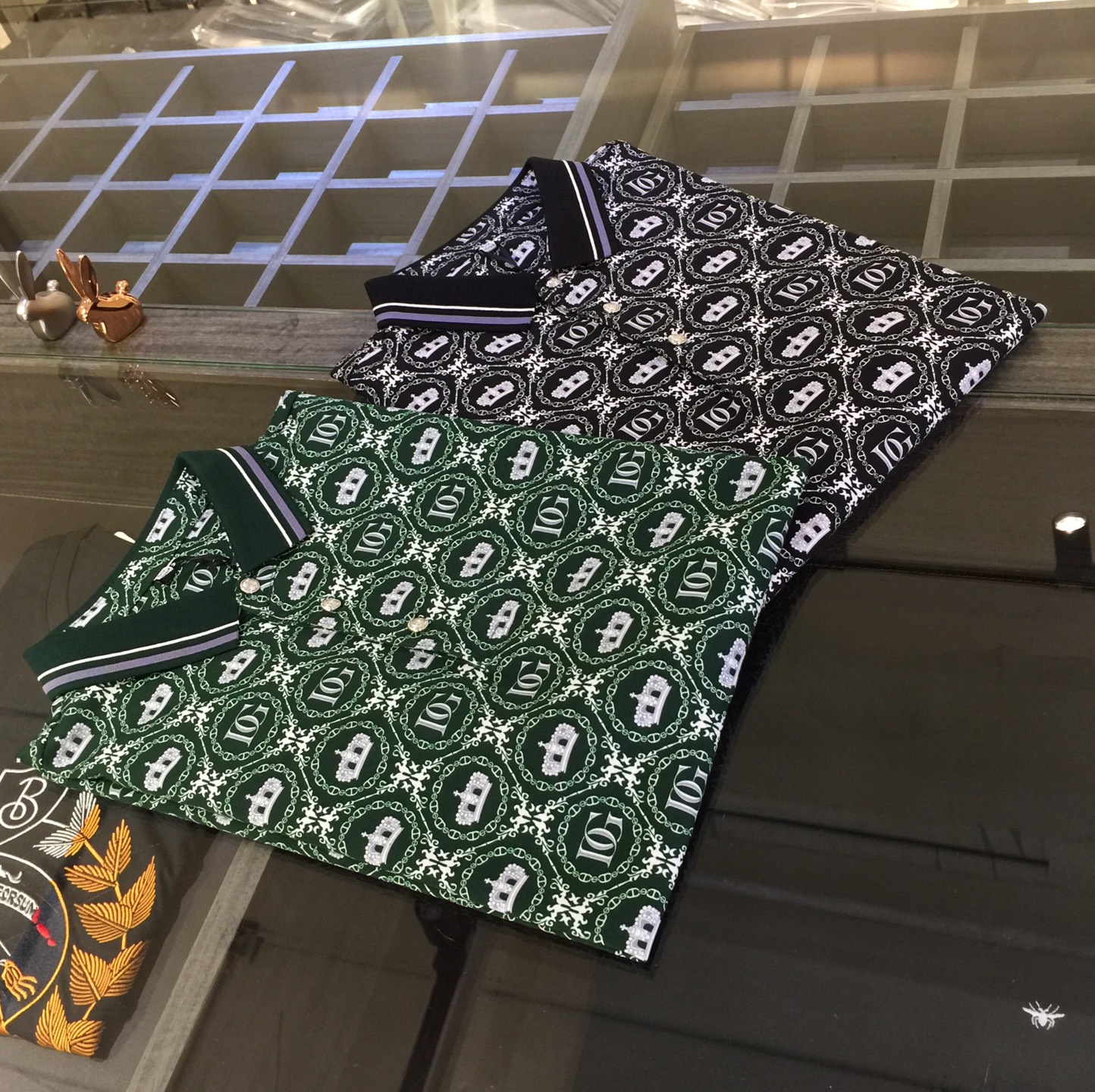 NO:472192,DG Home's latest short-sleeved lapel shirt in summer 2025!  High-end silk cotton fabric, breathable, comfortable, delicate and soft, all original customized products, and high-end digital printing of the whole dress!  High-end quality!  High-quality shipment, fashionable and stylish upper body!  Black/green!  Size M~XXXL (model/125 catties wear M), gucci, T-shirt, alexander wang19860909DG家2025夏季最新发布短袖翻领衫！高档天丝棉面料,透气舒适细腻柔软,面料,辅料全部原版定制出品,整衣高档数码印花！品质高端！高品质出货,上身时尚有型！黑色/绿色！尺码M～XXXL（模特/125斤穿M）,,gucci,T-shirt,alexander wang,Men's clothing