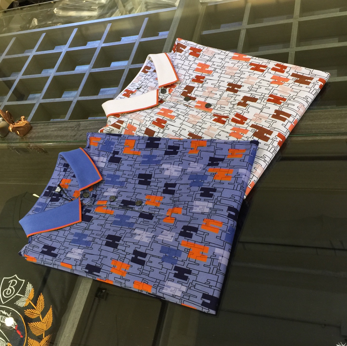 NO:472195,H Home has the latest short-sleeved lapel shirt in summer 2025!  High-end silk cotton fabric, breathable, comfortable, delicate and soft, all original customized products, and high-end digital printing of the whole dress!  High-end quality!  High-quality shipment, fashionable and stylish upper body!  White/Blue!  Size M~XXXL (model/125 catties wear M), T-shirt, alexander wang19860909H家2025夏季最新发布短袖翻领衫！高档天丝棉面料,透气舒适细腻柔软,面料,辅料全部原版定制出品,整衣高档数码印花！品质高端！高品质出货,上身时尚有型！白色/蓝色！尺码M～XXXL（模特/125斤穿M）,,T-shirt,alexander wang,Men's clothing