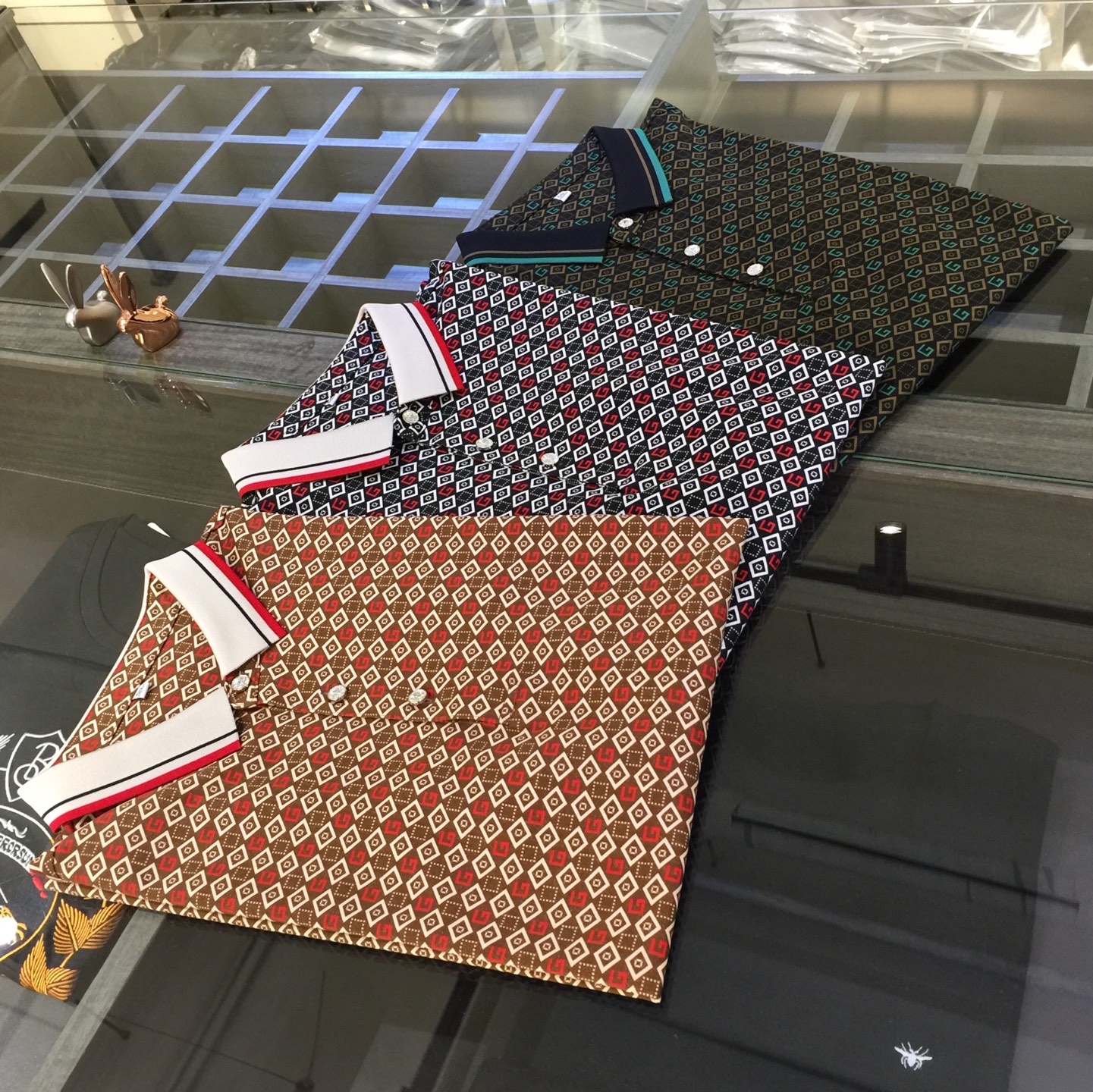 NO:472198,G Home has the latest short-sleeved lapel shirt in summer 2025!  High-end silk cotton fabric, breathable, comfortable, delicate and soft, all original customized products, and high-end digital printing of the whole dress!  High-end quality!  High-quality shipment, fashionable and stylish upper body!  3 colors!  Size M~XXXL (model/125 catties wear M), gucci, T-shirt, alexander wang19860909G家2025夏季最新发布短袖翻领衫！高档天丝棉面料,透气舒适细腻柔软,面料,辅料全部原版定制出品,整衣高档数码印花！品质高端！高品质出货,上身时尚有型！3色！尺码M～XXXL（模特/125斤穿M）,,gucci,T-shirt,alexander wang,Men's clothing