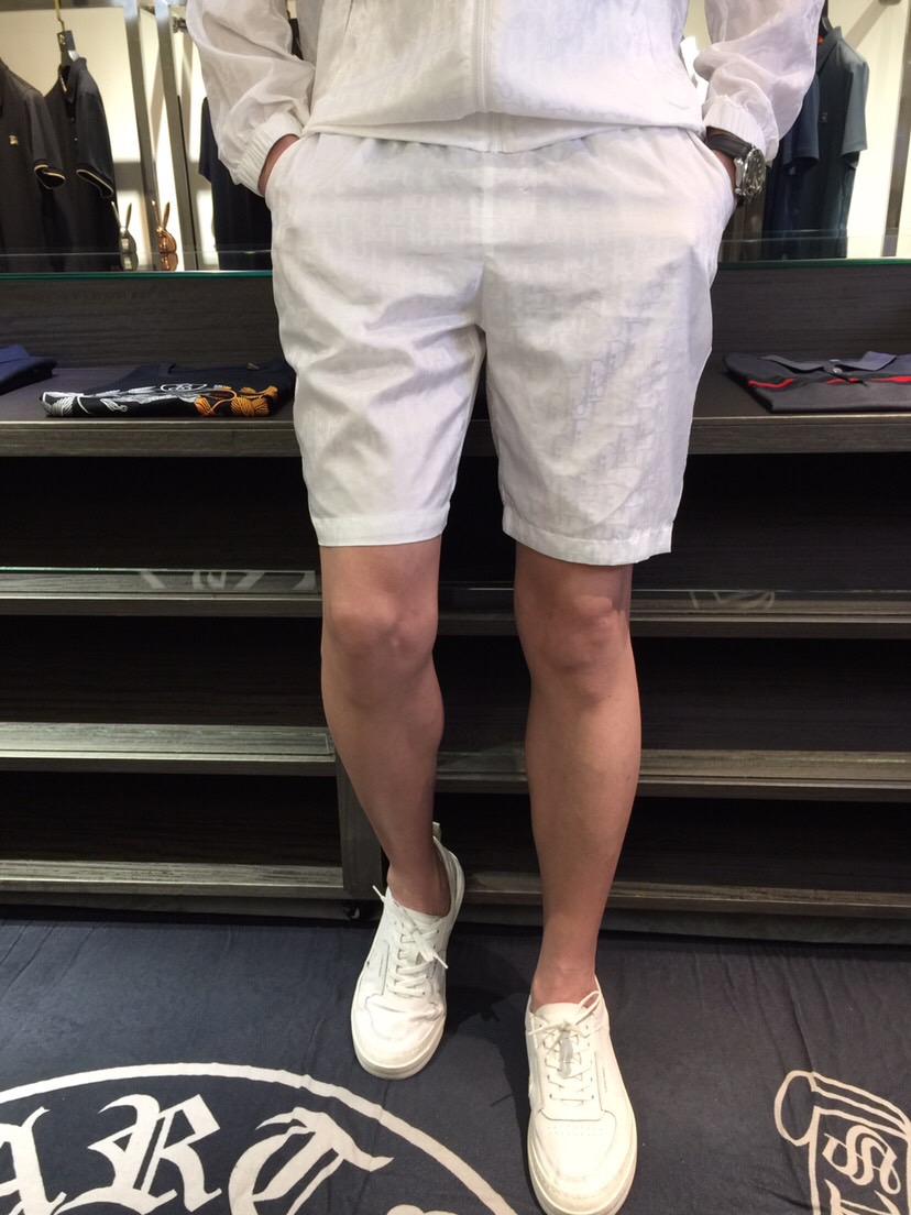 NO:472211,/Sets Details of shorts Dijia 2025 new products, men's summer sports and casual sun protection suits, a combination of hooded long-sleeved jacket and shorts. It is also very practical to wear alone, very smooth and comfortable imported sun protection fabric, 2025 summer series draws inspiration from the collection elements, suitable for wearing multiple ages, and a variety of craftsmanship is integrated, and the details are visible, exquisite and durable!  Black/white!  Size M~XXXL (model/125 catties wear M), dior, shorts, jackets & coats, hats, alexander wang19860909/套 短裤细节迪家2025新品,男士夏季运动休闲防晒服套装,连帽长袖外套和短裤的组合,单穿也很实用,非常顺滑舒适的进口防晒面料,2025夏季系列 典藏元素中汲取灵感,适合多个年龄段穿着,多种工艺融入 细节可见 精致又耐看！黑色/白色！尺码M～XXXL（模特/125斤穿M）,,dior,shorts,jackets & coats,hats,alexander wang,Men's clothing