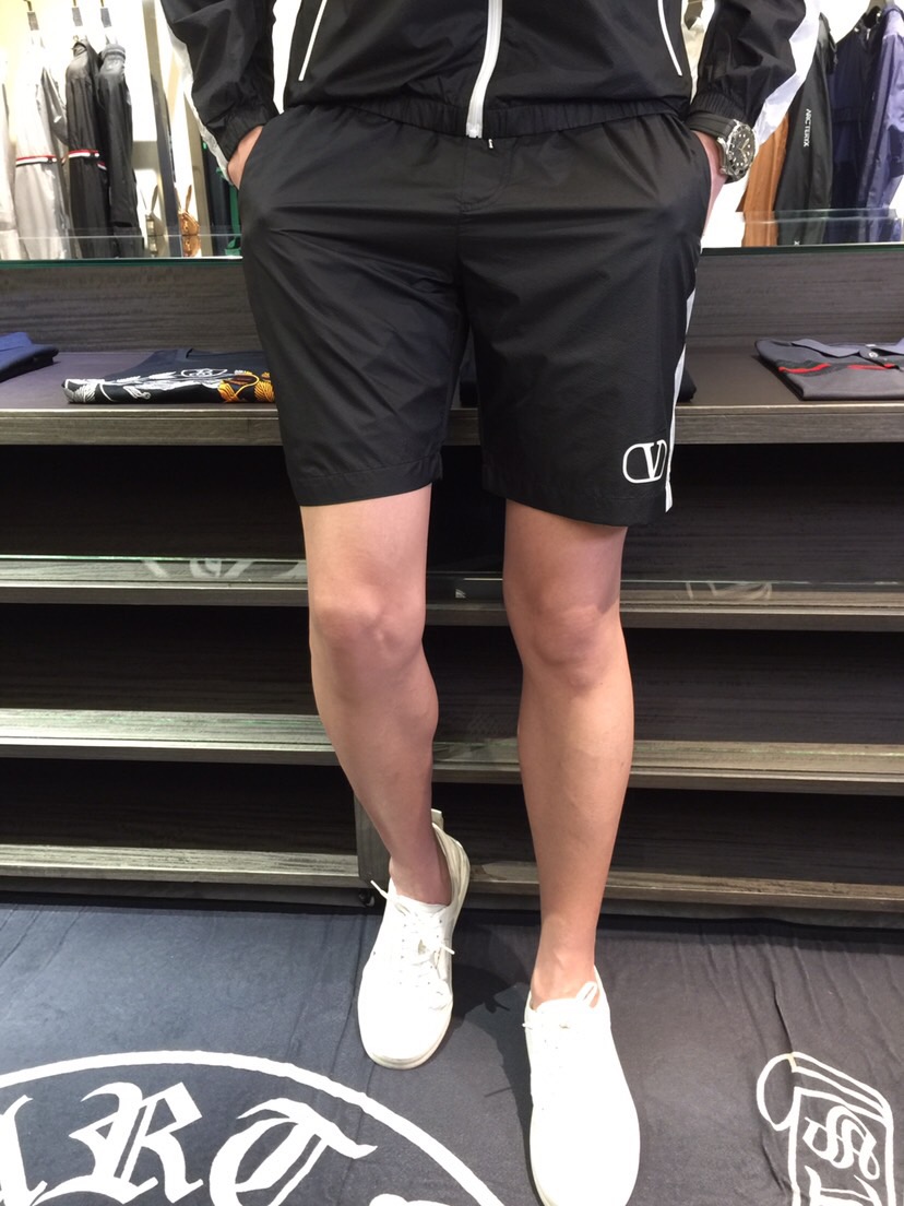 NO:472221,/Sets Details of the shorts Warren Home 2025 new product, men's summer sports and casual sun protection suit, lapel long-sleeved jacket and shorts combination, it is also very practical to wear alone, very smooth and comfortable imported sun protection fabric, 2025 Summer Series draws inspiration from the collection elements, suitable for wearing multiple age groups, and a variety of craftsmanship is integrated, the details are visible, exquisite and durable!  Black/white!  Size M~XXXL (model/125 catties wear M), valentino, shorts, jackets & coats, alexander wang19860909/套 短裤细节华伦家2025新品,男士夏季运动休闲防晒服套装,翻领长袖外套和短裤的组合,单穿也很实用,非常顺滑舒适的进口防晒面料,2025夏季系列 典藏元素中汲取灵感,适合多个年龄段穿着,多种工艺融入 细节可见 精致又耐看！黑色/白色！尺码M～XXXL（模特/125斤穿M）,,valentino,shorts,jackets & coats,alexander wang,Men's clothing