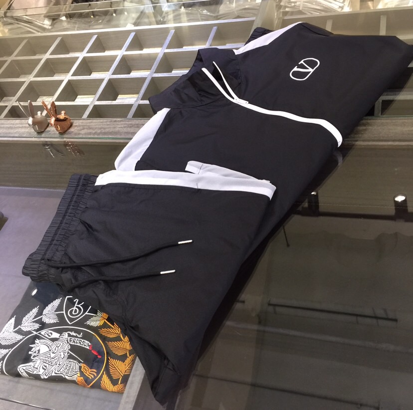 NO:472226,/Set Top details Warren Home 2025 new product, men's summer sports and casual sun protection suit, lapel long-sleeved jacket and shorts combination, it is also very practical to wear alone, very smooth and comfortable imported sun protection fabric, 2025 summer series draws inspiration from the collection elements, suitable for wearing multiple age groups, and a variety of craftsmanship is integrated, the details are visible, exquisite and durable!  Black/white!  Size M~XXXL (model/125 catties wear M), valentino, shorts, jackets & coats, alexander wang19860909/套 上衣细节华伦家2025新品,男士夏季运动休闲防晒服套装,翻领长袖外套和短裤的组合,单穿也很实用,非常顺滑舒适的进口防晒面料,2025夏季系列 典藏元素中汲取灵感,适合多个年龄段穿着,多种工艺融入 细节可见 精致又耐看！黑色/白色！尺码M～XXXL（模特/125斤穿M）,,valentino,shorts,jackets & coats,alexander wang,Men's clothing