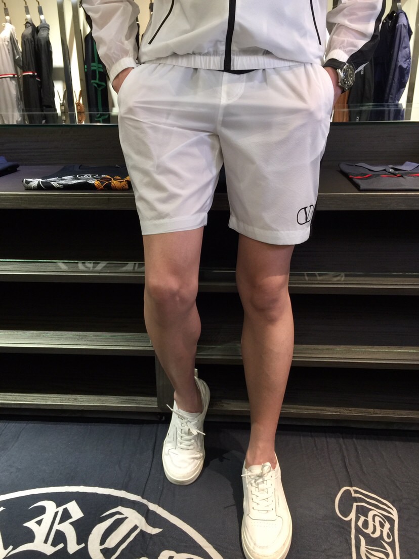 NO:472231,/Sets Details of the shorts Warren Home 2025 new product, men's summer sports and casual sun protection suit, lapel long-sleeved jacket and shorts combination, it is also very practical to wear alone, very smooth and comfortable imported sun protection fabric, 2025 Summer Series draws inspiration from the collection elements, suitable for wearing multiple age groups, and a variety of craftsmanship is integrated, the details are visible, exquisite and durable!  Black/white!  Size M~XXXL (model/125 catties wear M), valentino, shorts, jackets & coats, alexander wang19860909/套 短裤细节华伦家2025新品,男士夏季运动休闲防晒服套装,翻领长袖外套和短裤的组合,单穿也很实用,非常顺滑舒适的进口防晒面料,2025夏季系列 典藏元素中汲取灵感,适合多个年龄段穿着,多种工艺融入 细节可见 精致又耐看！黑色/白色！尺码M～XXXL（模特/125斤穿M）,,valentino,shorts,jackets & coats,alexander wang,Men's clothing