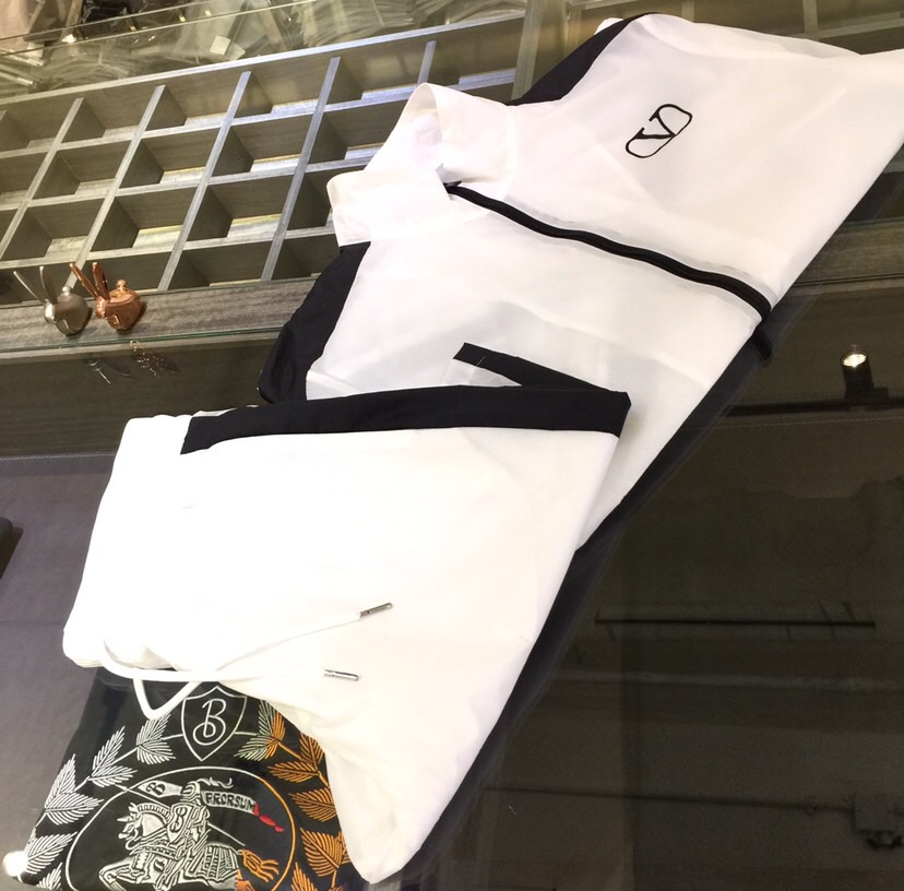 NO:472235,/Set Top details Warren Home 2025 new product, men's summer sports and casual sun protection suit, lapel long-sleeved jacket and shorts combination, it is also very practical to wear alone, very smooth and comfortable imported sun protection fabric, 2025 summer series draws inspiration from the collection elements, suitable for wearing multiple age groups, and a variety of craftsmanship is integrated, the details are visible, exquisite and durable!  Black/white!  Size M~XXXL (model/125 catties wear M), valentino, shorts, jackets & coats, alexander wang19860909/套 上衣细节华伦家2025新品,男士夏季运动休闲防晒服套装,翻领长袖外套和短裤的组合,单穿也很实用,非常顺滑舒适的进口防晒面料,2025夏季系列 典藏元素中汲取灵感,适合多个年龄段穿着,多种工艺融入 细节可见 精致又耐看！黑色/白色！尺码M～XXXL（模特/125斤穿M）,,valentino,shorts,jackets & coats,alexander wang,Men's clothing