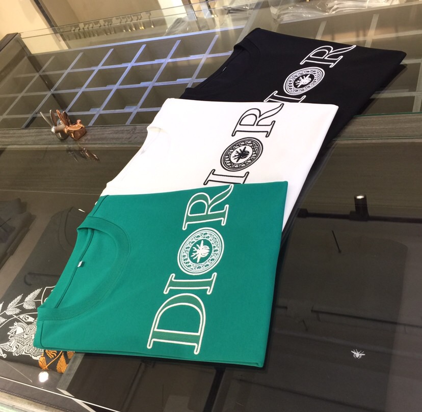 NO:472239,Dijia 2025 summer new product, instantly kill all versions!  Classic and fashionable versatile round neck short sleeves, exquisite three-dimensional embroidered logo design on the chest!  Customized mulberry silk ten-silk super soft fabric. Basic base shirts are indispensable for men's wardrobes. They can be matched with various clothing anytime and anywhere to meet your daily needs. The fabrics and factories we choose are all used by first-tier brands, so we recommend buying them!  Black/white/green!  Size M~XXXL (model/125 catties wear M), dior, T-shirt, alexander wang19860909迪家2025夏季新品 秒杀一切版本！经典时尚百搭圆领短袖 胸前精美立体刺绣Logo设计！订制桑蚕丝天丝超柔软面料 男人的衣柜都少不了基础打底衫 随时随地都可以拿来搭配各种服饰 满足您日常生活需求.我们所选择的面料及工厂都是一线品牌所使用的,推荐入手！黑色/白色/绿色！尺码M～XXXL（模特/125斤穿M）,,dior,T-shirt,alexander wang,Men's clothing