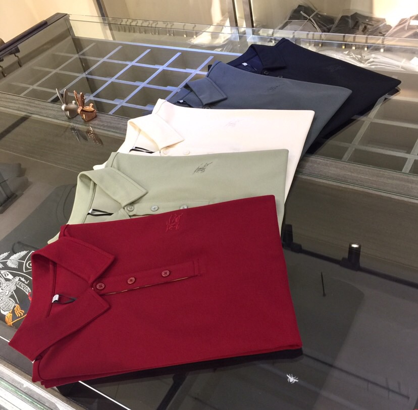 NO:472212,The new summer product of Fat Brother B’s Gospel of Fat Brother in the B family, kill all versions in seconds!  Classic and fashionable versatile lapel short sleeves, customized ice-sensing beaded mercerized cotton fabric, soft and delicate fabric, and delicate three-dimensional human-horse embroidery logo design on the chest!  Basic base shirts are indispensable for men's wardrobes. They can be matched with various clothing anytime and anywhere to meet your daily needs. The fabrics and factories we choose are all used by first-tier brands, so we recommend buying them!  Black/dark green/beige/light green/red!  Size M~4XL (model/125 catties wear M), T-shirt, alexander wang19860909B家胖哥哥福音夏季新品 秒杀一切版本！经典时尚百搭翻领短袖 订制冰感珠地丝光棉面料 面料柔软细腻 胸前精细立体人马刺绣Logo设计！男人的衣柜都少不了基础打底衫 随时随地都可以拿来搭配各种服饰 满足您日常生活需求.我们所选择的面料及工厂都是一线品牌所使用的,推荐入手！黑色/暗绿色/米黄色/淡绿色/红色！尺码M～4XL（模特/125斤穿M）,,T-shirt,alexander wang,Men's clothing