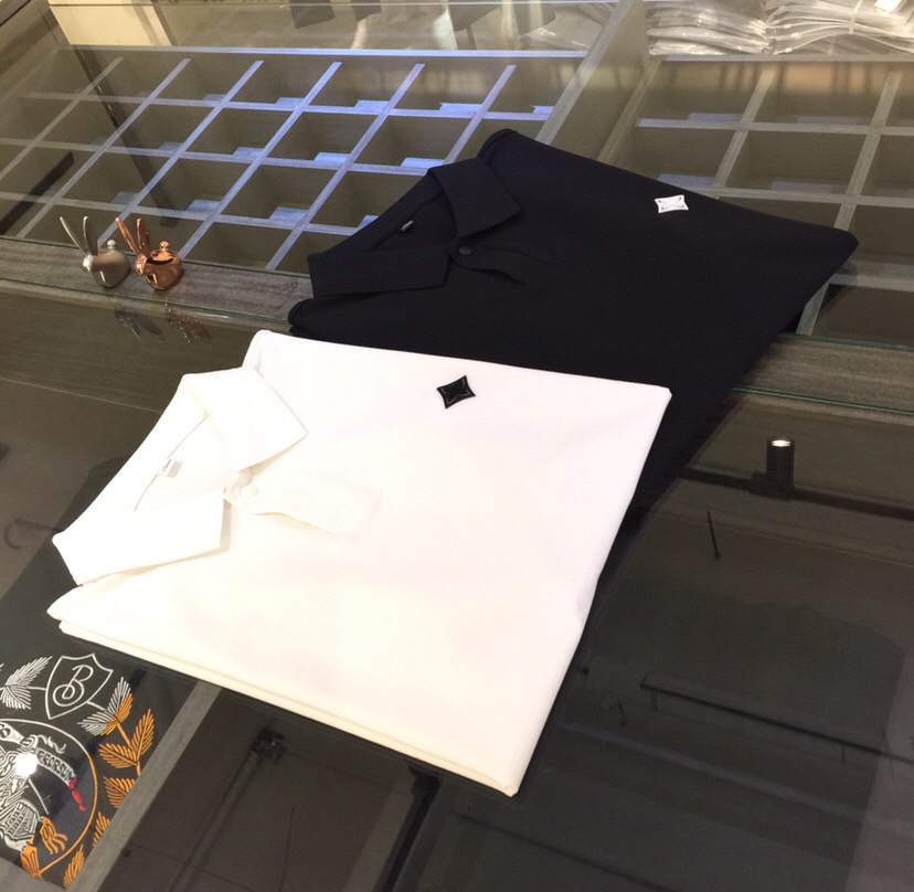 NO:472222,The latest series of lapel shirts in the 2025AW are versatile for commuting to work and have an elegant design sense. A must-have for business elites. This design is very exquisitely designed fabric!  It is made of silk fiber cotton fabric. Wen Ru is soft, delicate and soft. The upper body is naturally comfortable. The lapel business casual slim fit can be worn both in business and leisure. It highlights the overall styling and slim body feel. The overall craftsmanship line is really impeccable. This kind of lapel fashion adds points to urban fashion people and has a more gentlemanly charm!  Black/white!  Size M~XXXL (model/125 catties wear M), louis vuitton,louis vuitton,alexander wang19860909驴家2025AW最新系列翻领衫 上班通勤百搭 富于优雅的设计感 商务精英必备 此款设计非常考究面料！采用丝质纤维棉面料 温儒柔软 细腻柔软 上身自然是舒适 翻领商务休闲修身款 无论是商务还是休闲时候都可穿搭 非常的凸显整体的造型感以及修身上身感 整体的工艺车线真的是无可挑剔的 这样的一款翻领时装 无不为都市时尚人士加分 更加的绅士韵味十足范！黑色/白色！尺码M～XXXL（模特/125斤穿M）,,louis vuitton,louis vuitton,alexander wang,Men's clothing